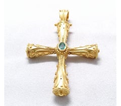 Georgios Collections Croix réversible en or jaune 18 carats, émeraude et rubis en relief