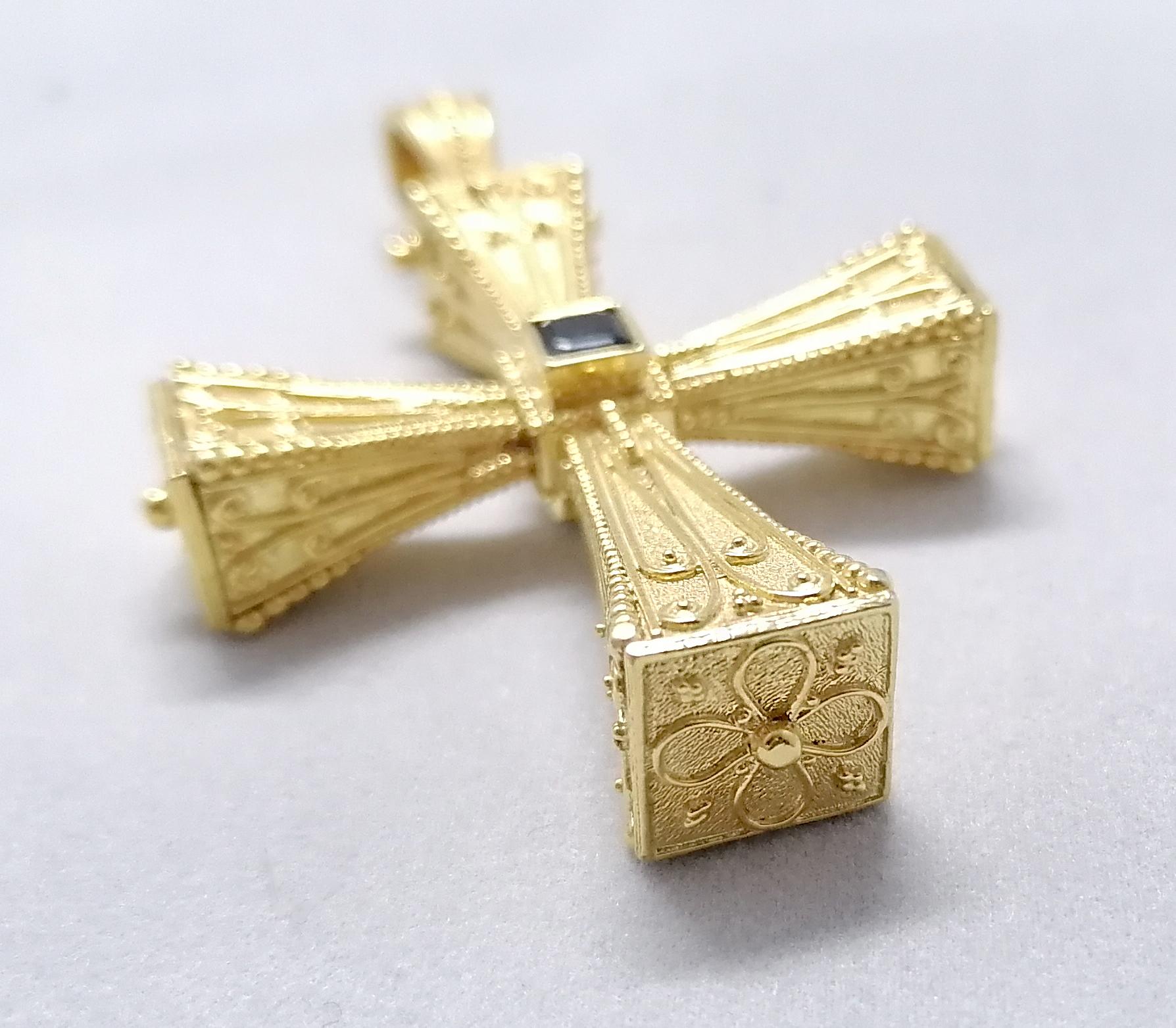 Croix réversible en or jaune 18 carats avec émeraudes et saphirs, collection Georgios en vente 7