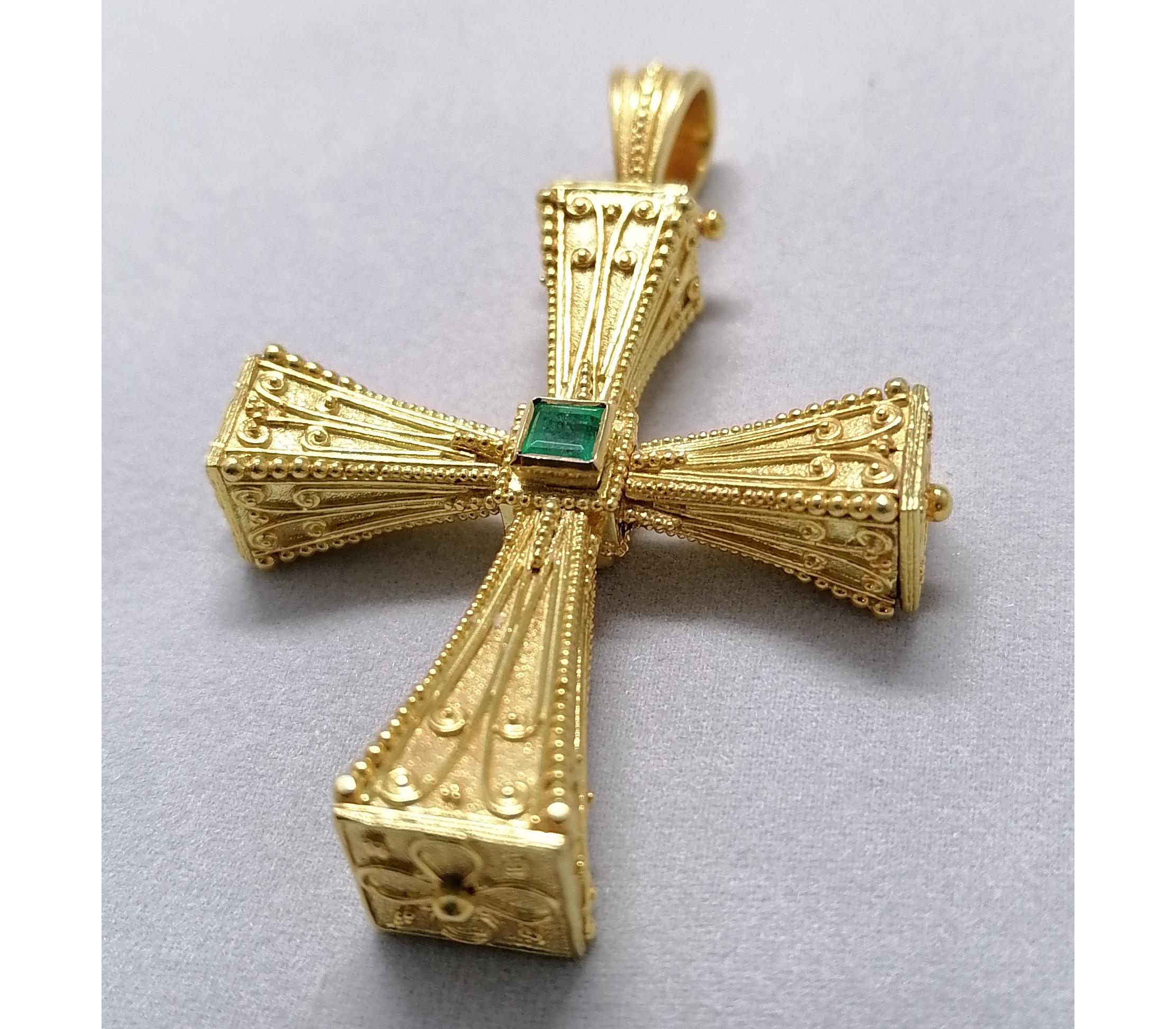Ce pendentif en forme de croix géométrique réversible en or jaune 18 carats de S.Georgios est magnifiquement réalisé à la main avec un travail de granulation de style byzantin décoré au microscope et terminé par un fond en velours unique et un