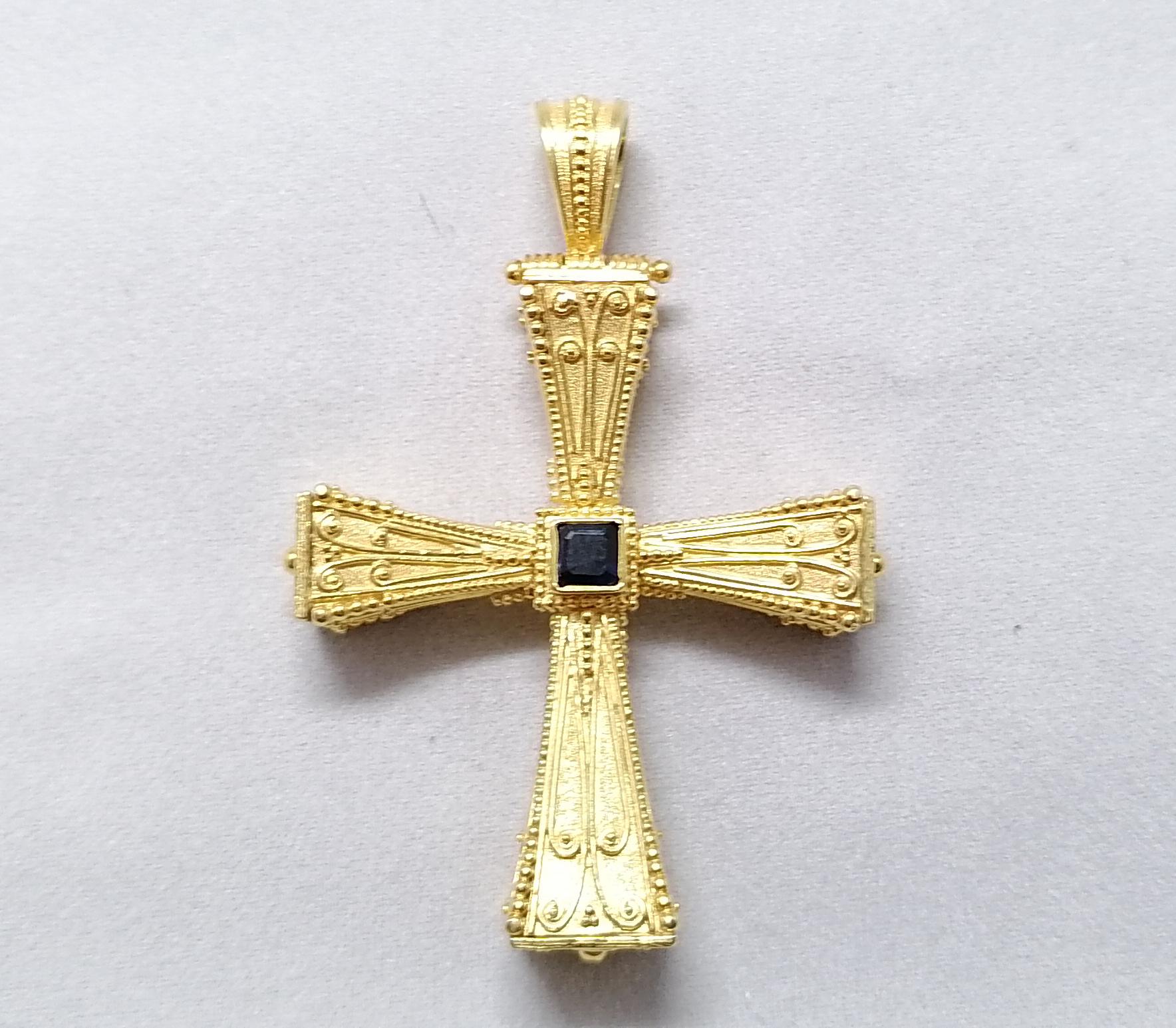 Croix réversible en or jaune 18 carats avec émeraudes et saphirs, collection Georgios Neuf - En vente à Astoria, NY