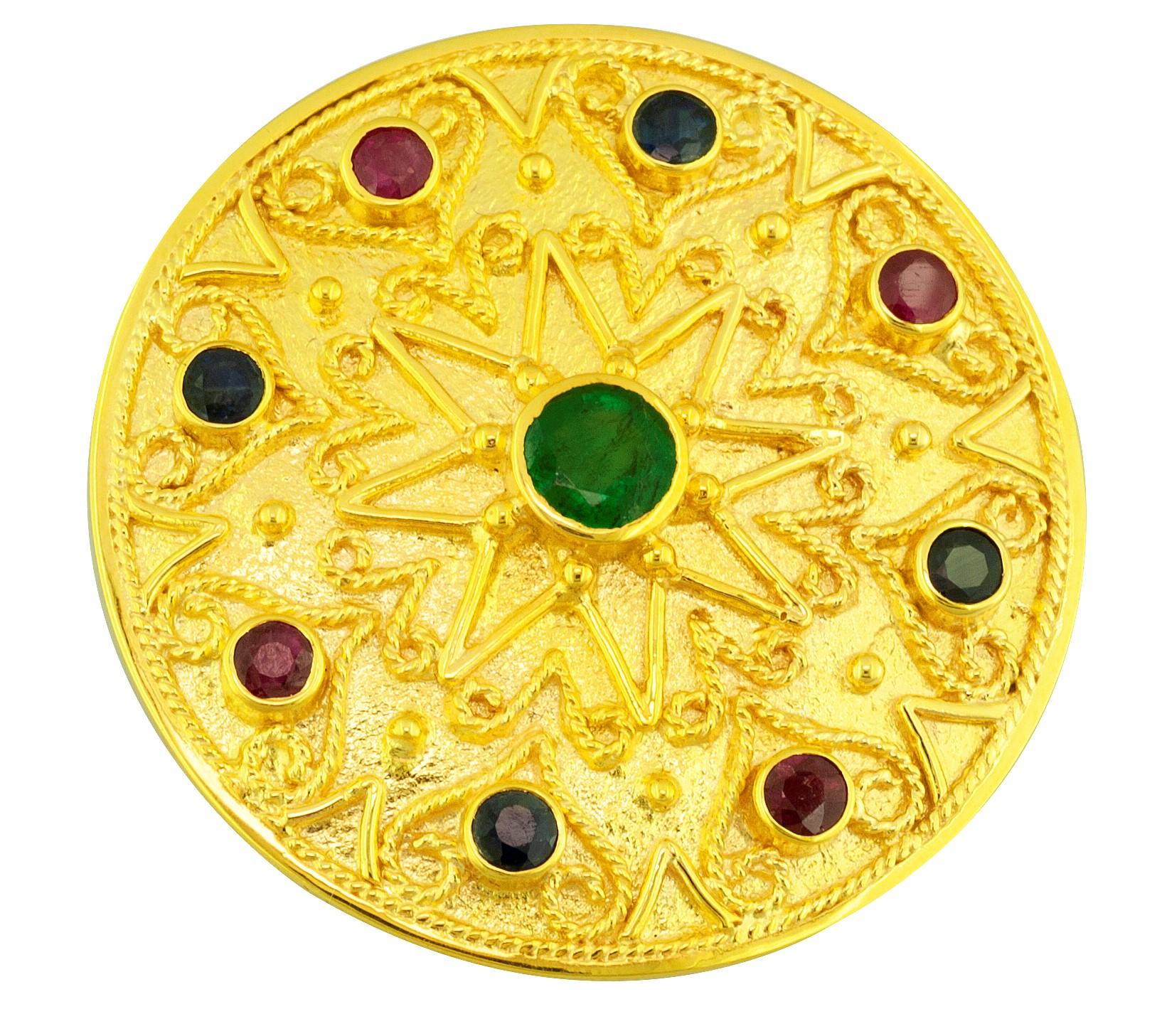 Dieser S.Georgios Designer-Anhänger ist aus 18 Karat Gelbgold handgefertigt. Es ist mikroskopisch verziert - mit Granulation, Perlen und Drähten - und hat einen wunderschönen, einzigartigen Samtgrund. Dieser einzigartige, wunderschöne, runde