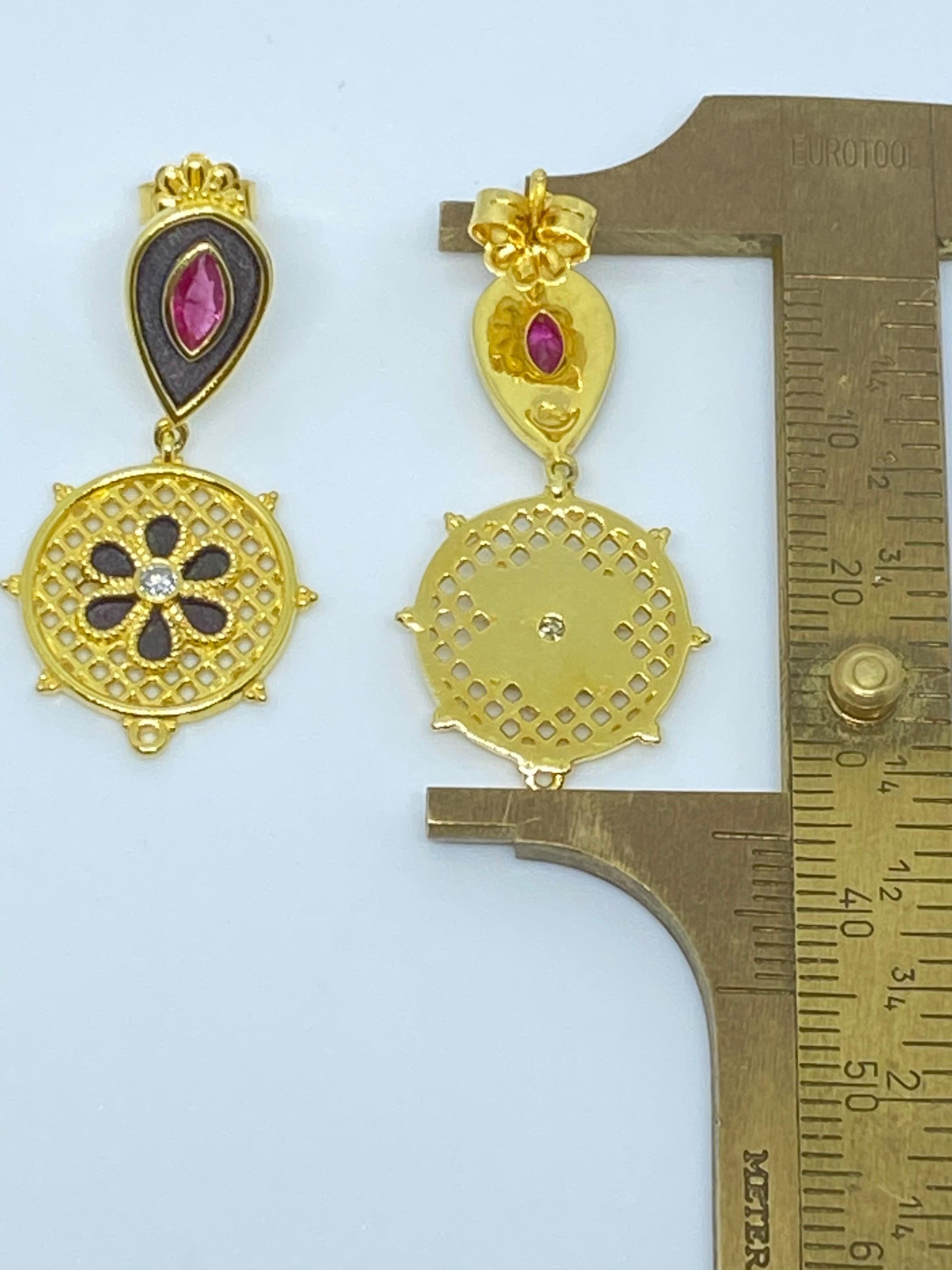 Georgios Collections Boucles d'oreilles en goutte en or jaune 18 carats, émail, diamants et rubis en vente 6