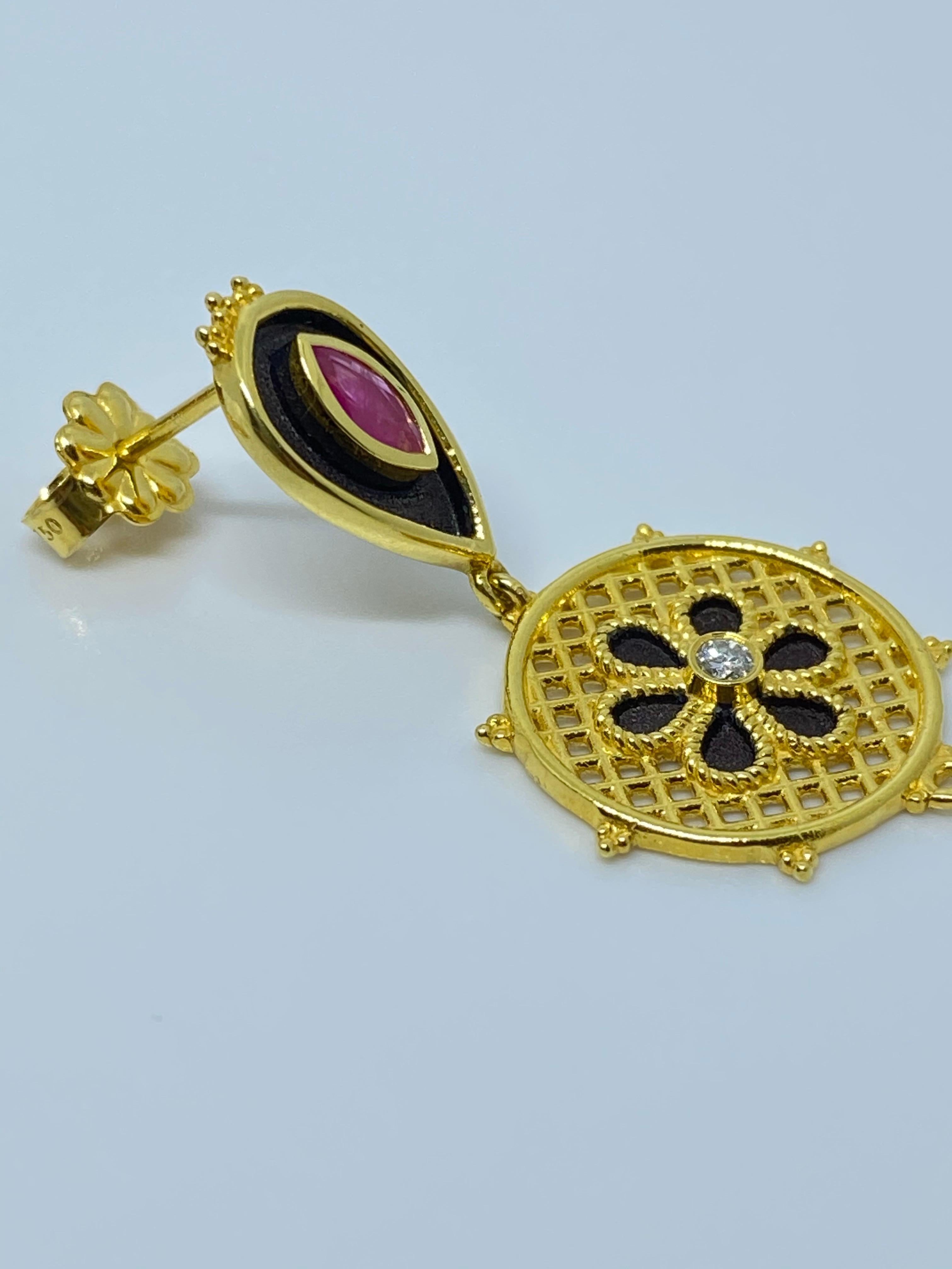 Diese Designer-Ohrringe von S.Georgios sind aus 18 Karat Gelbgold handgefertigt und im byzantinischen Stil mit Granulierung und wunderschöner schwarzer Emaille verziert. Dieses atemberaubende Paar verfügt über 2 Diamanten im Brillantschliff mit