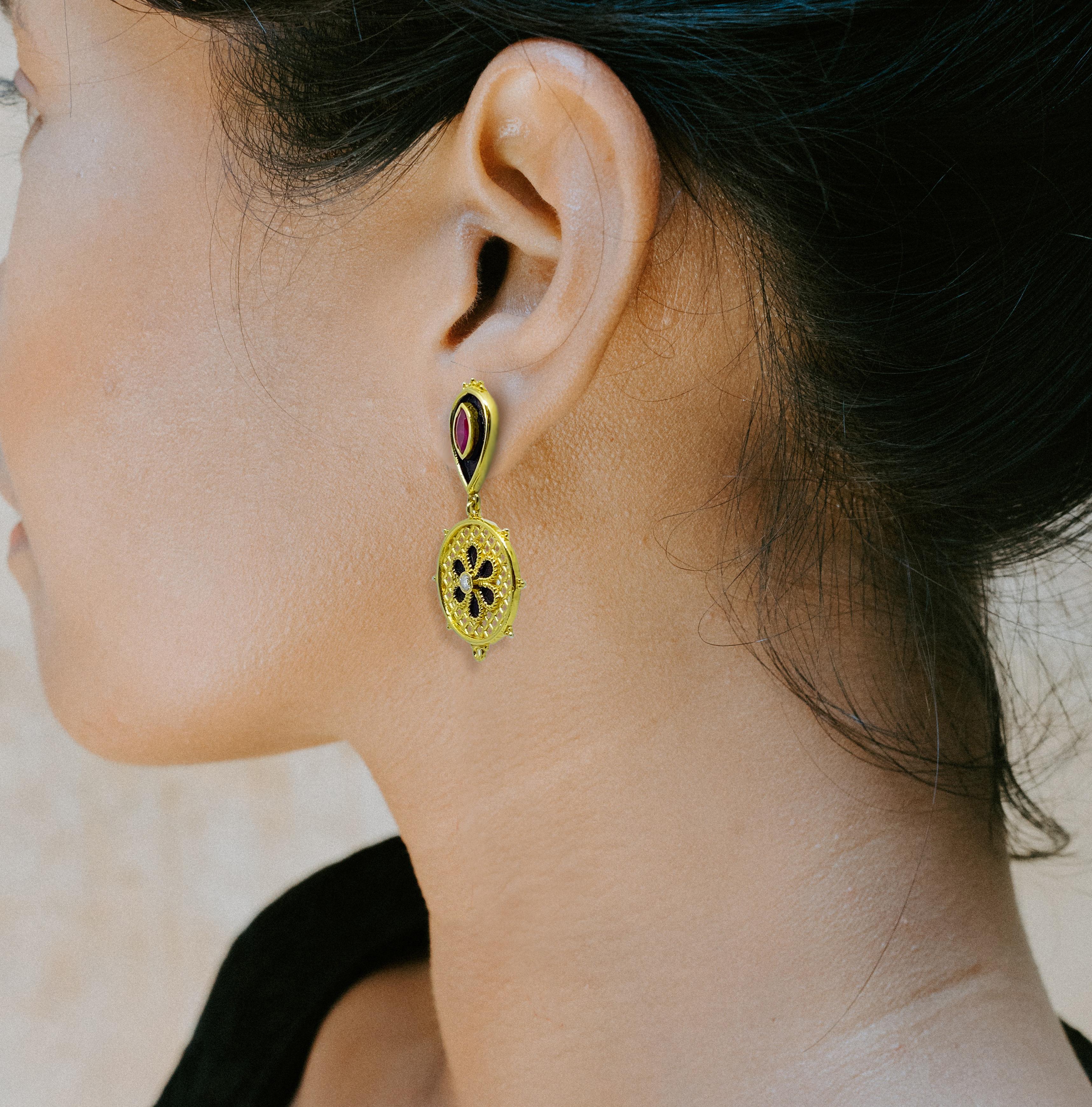 Byzantin Georgios Collections Boucles d'oreilles en goutte en or jaune 18 carats, émail, diamants et rubis en vente