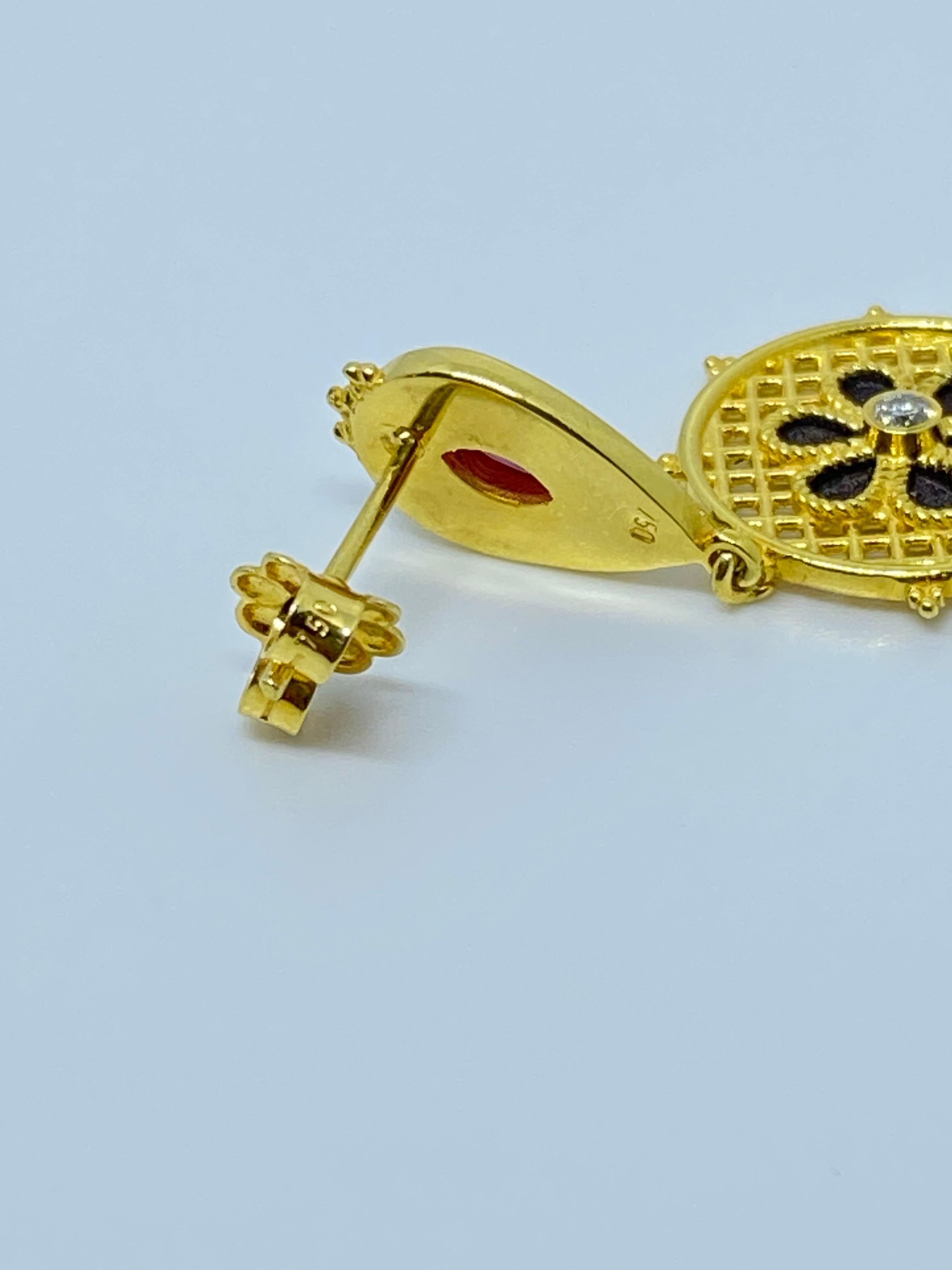 Georgios Kollektionen 18 Karat Gelbgold Emaille Diamant und Rubin Tropfenohrringe (Marquiseschliff) im Angebot