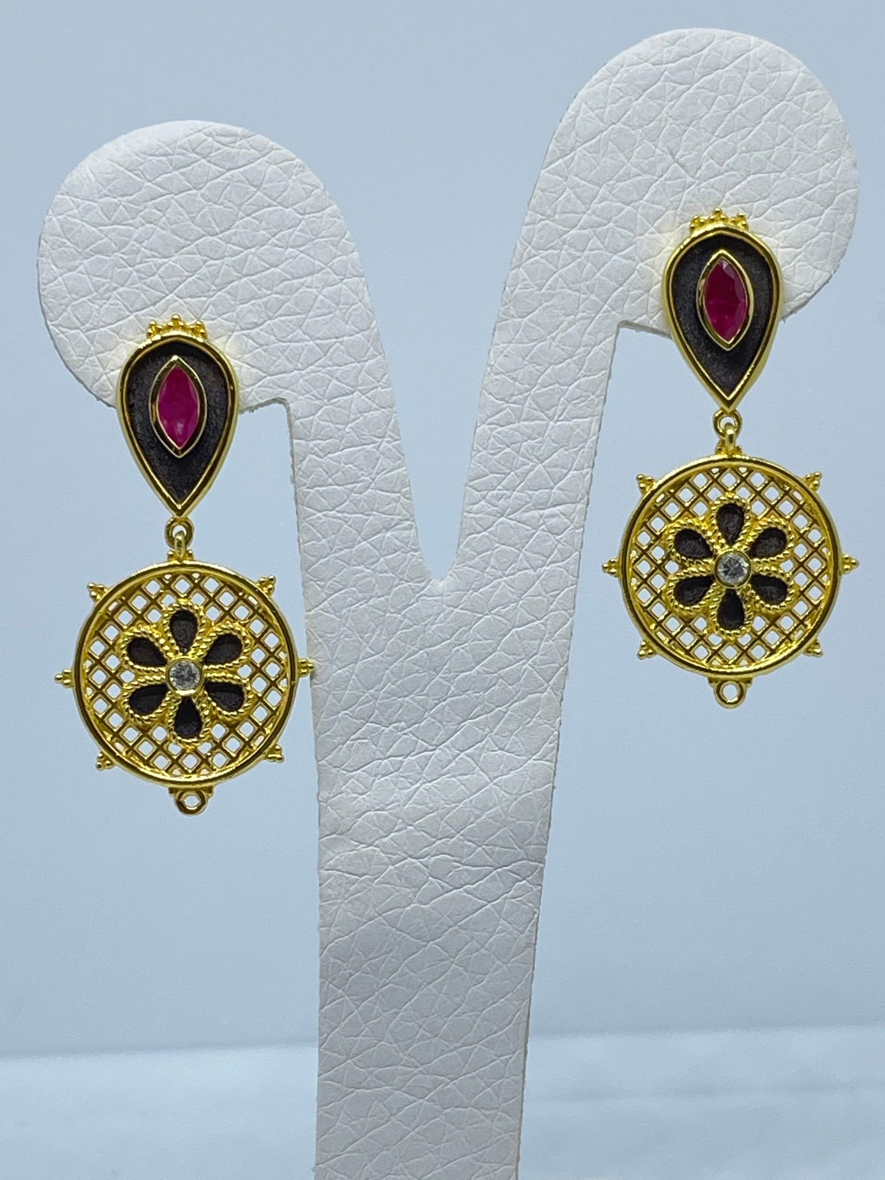 Georgios Collections Boucles d'oreilles en goutte en or jaune 18 carats, émail, diamants et rubis Neuf - En vente à Astoria, NY