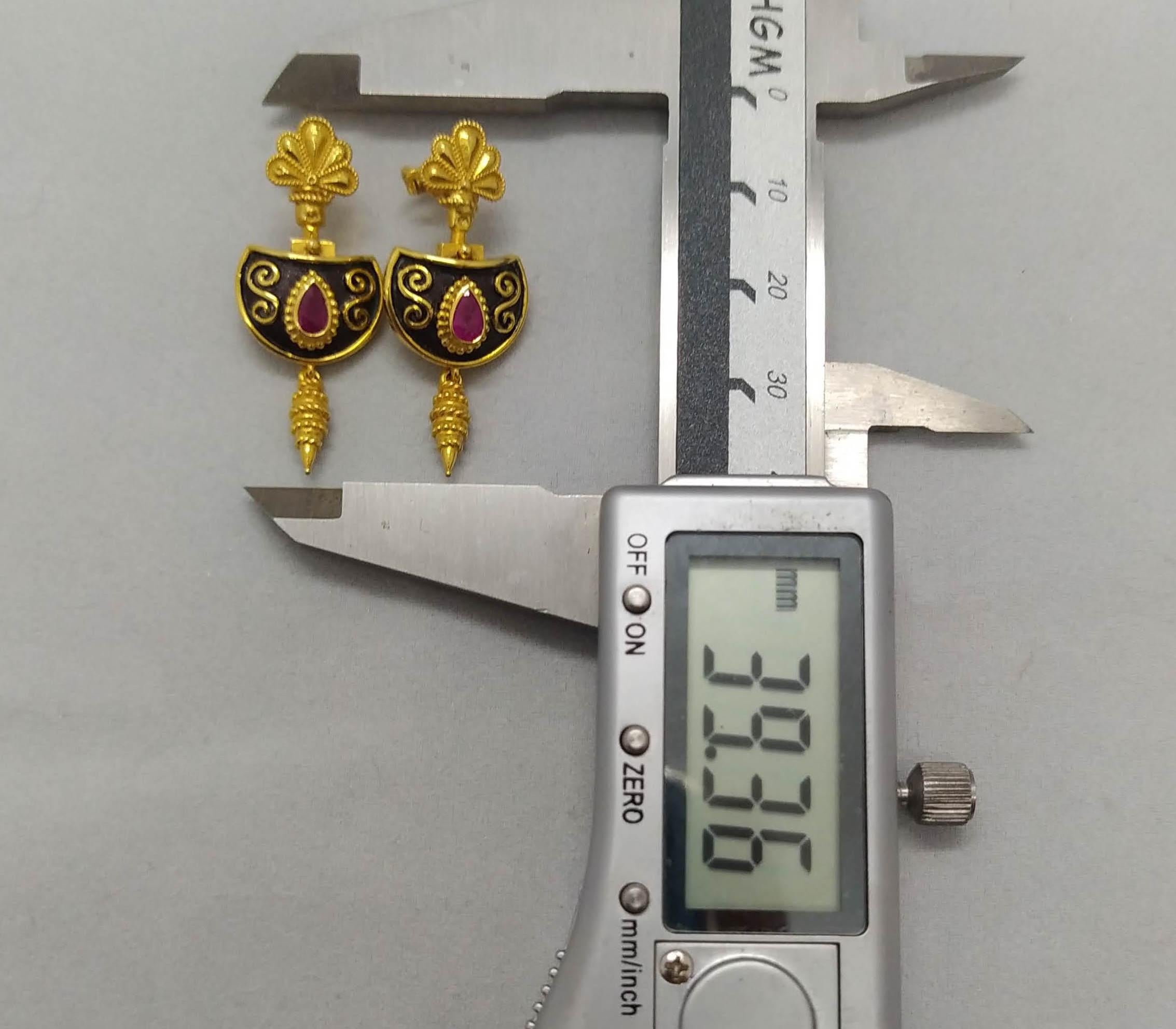 Orecchini a goccia con rubino in stile etrusco di Georgios Collections, oro giallo 18 carati in vendita 3