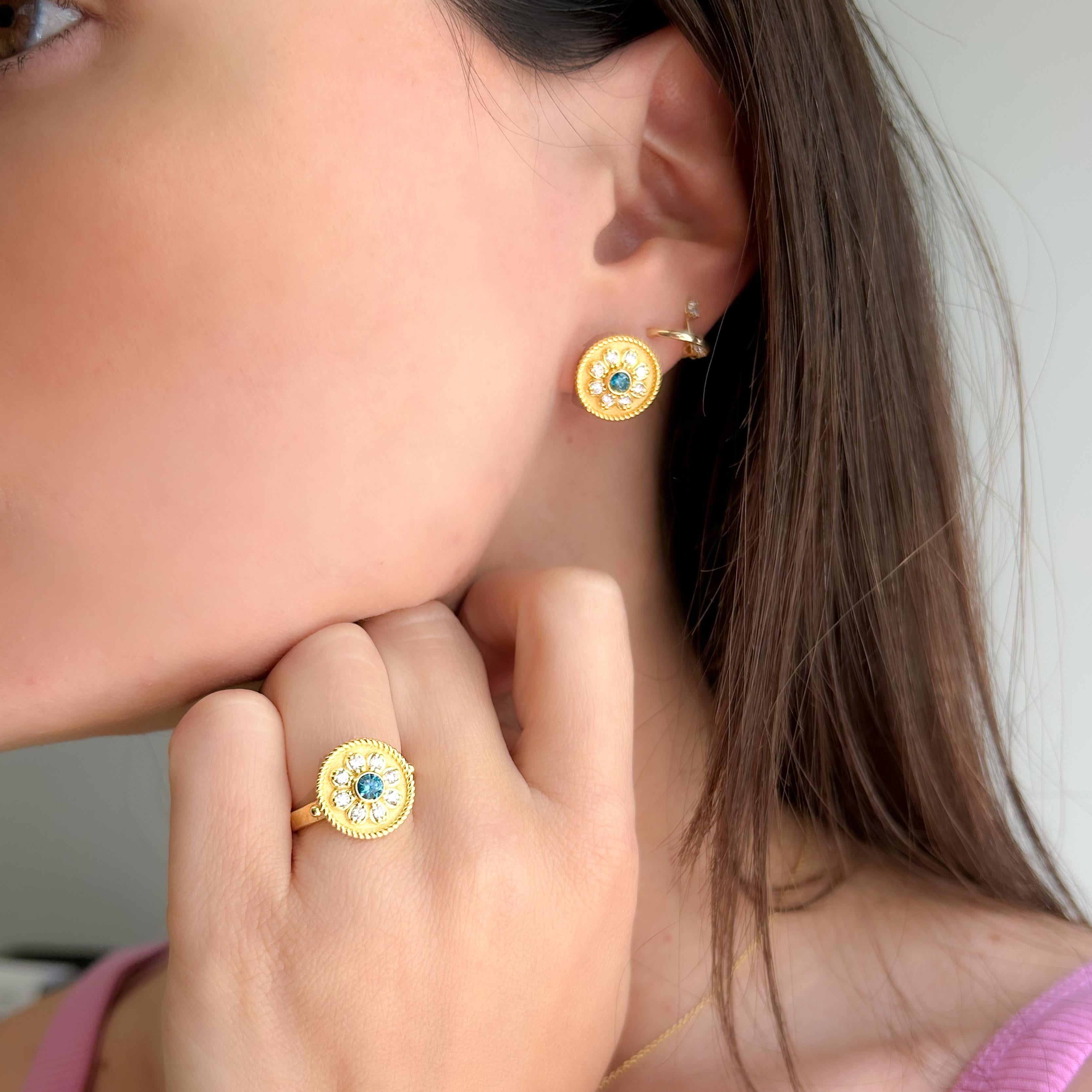 Georgios Collections 18 Karat Yellow Gold Flower Blue and White Diamond Ring en venta 8