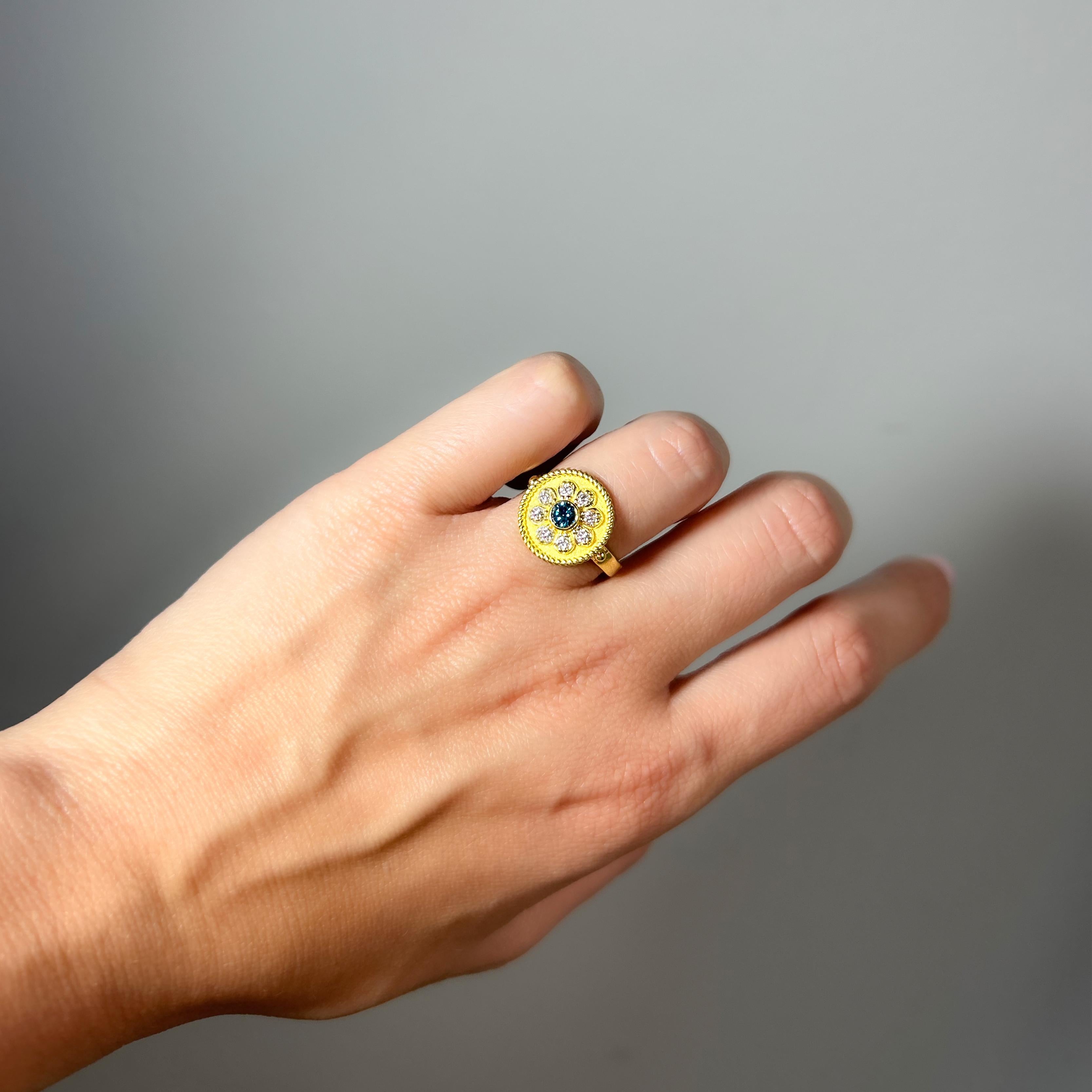 Georgios Collections 18 Karat Yellow Gold Flower Blue and White Diamond Ring en venta 1