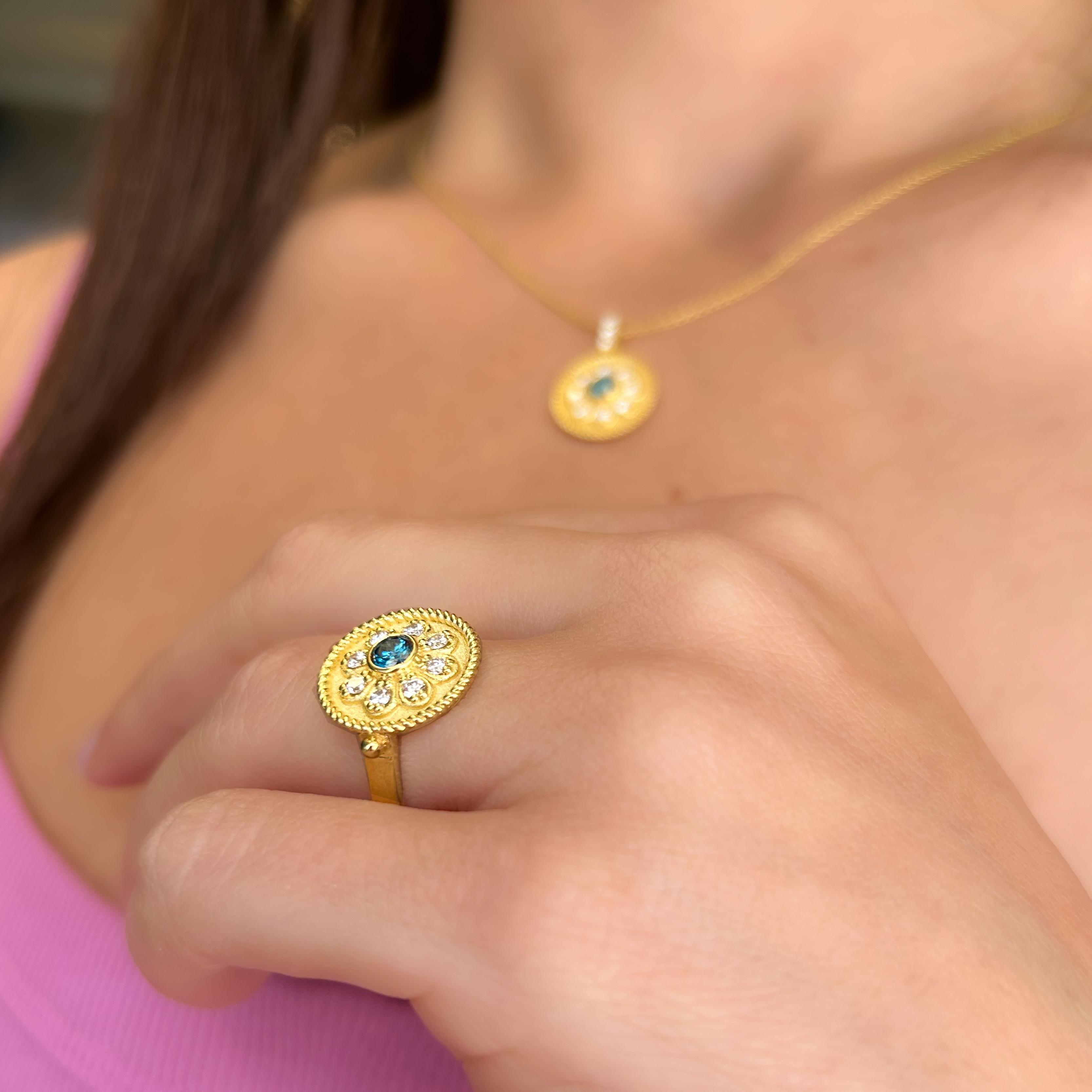 Georgios Collections 18 Karat Yellow Gold Flower Blue and White Diamond Ring en venta 2