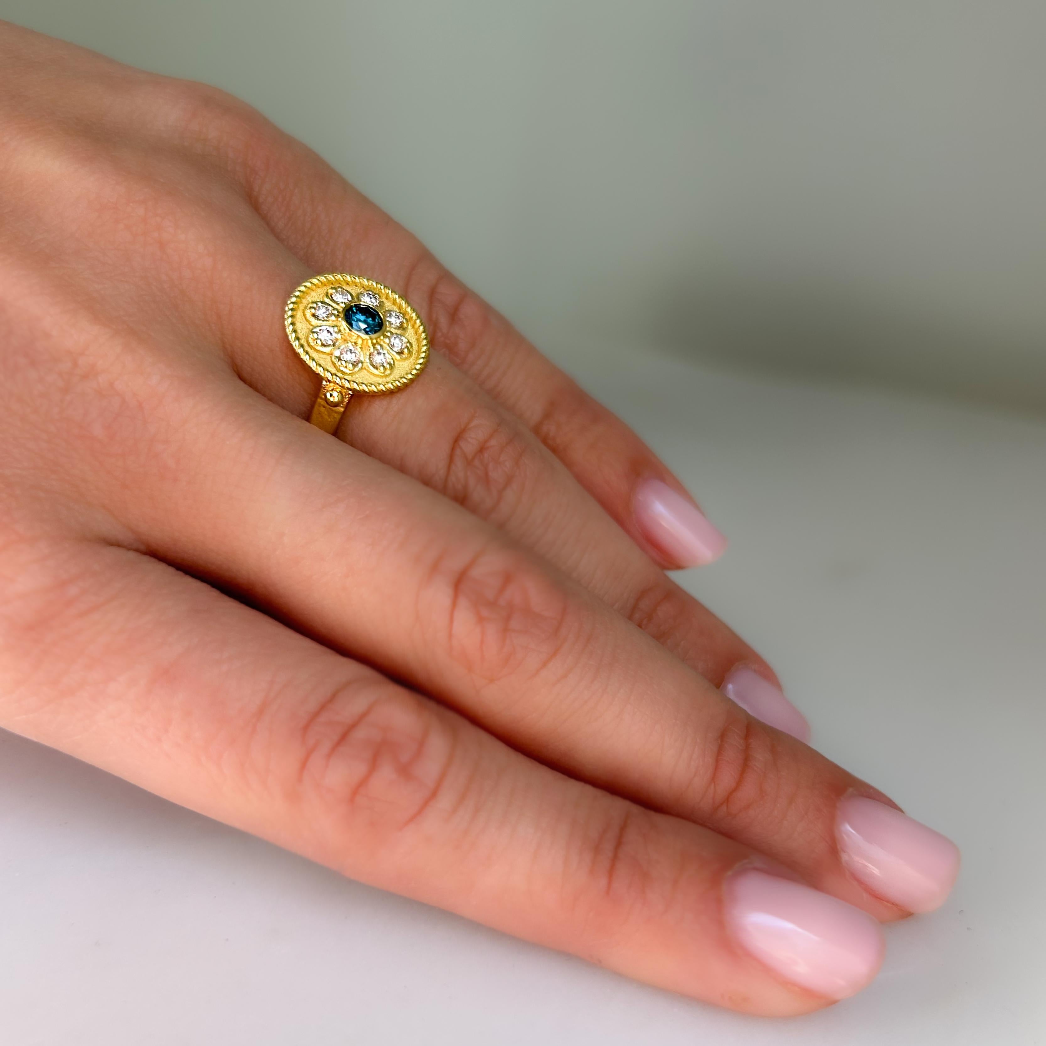 Georgios Collections 18 Karat Yellow Gold Flower Blue and White Diamond Ring en venta 3