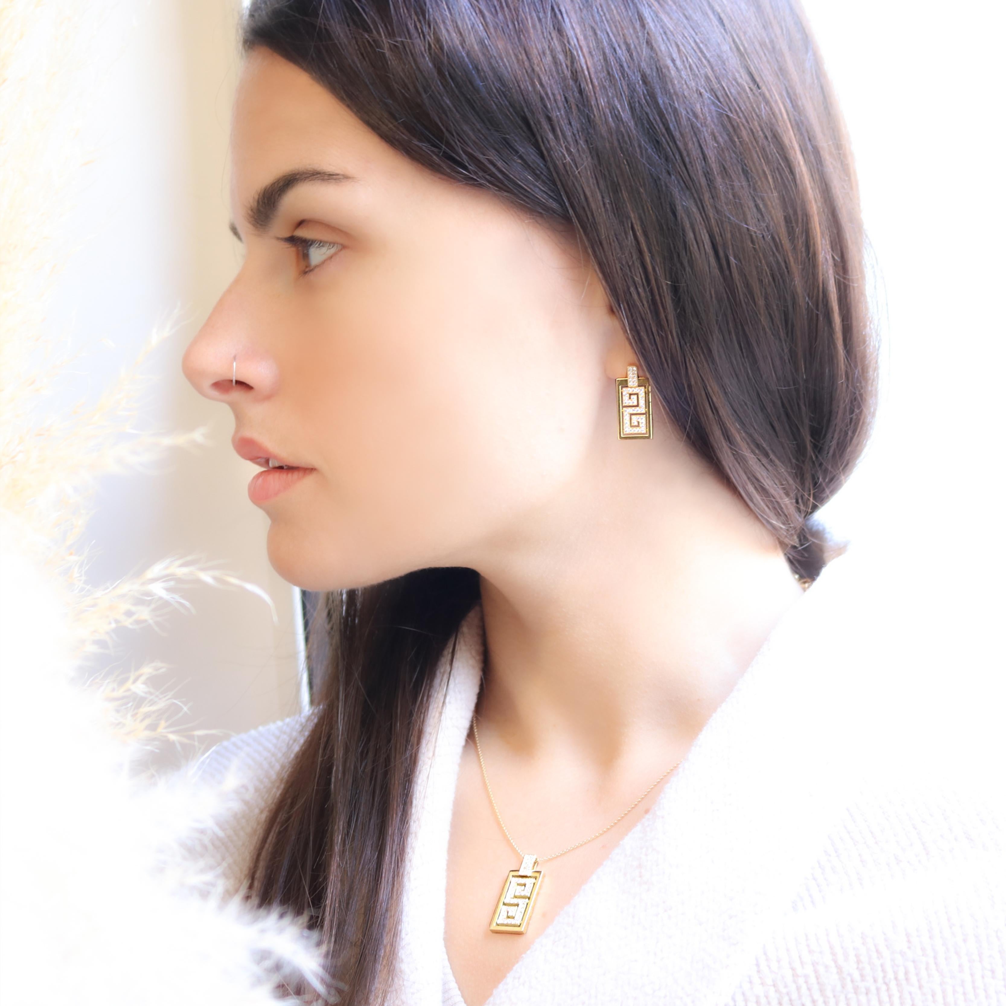Pendentif à motif de clé grecque en or jaune 18 carats et diamants Georgios Collections en vente 4
