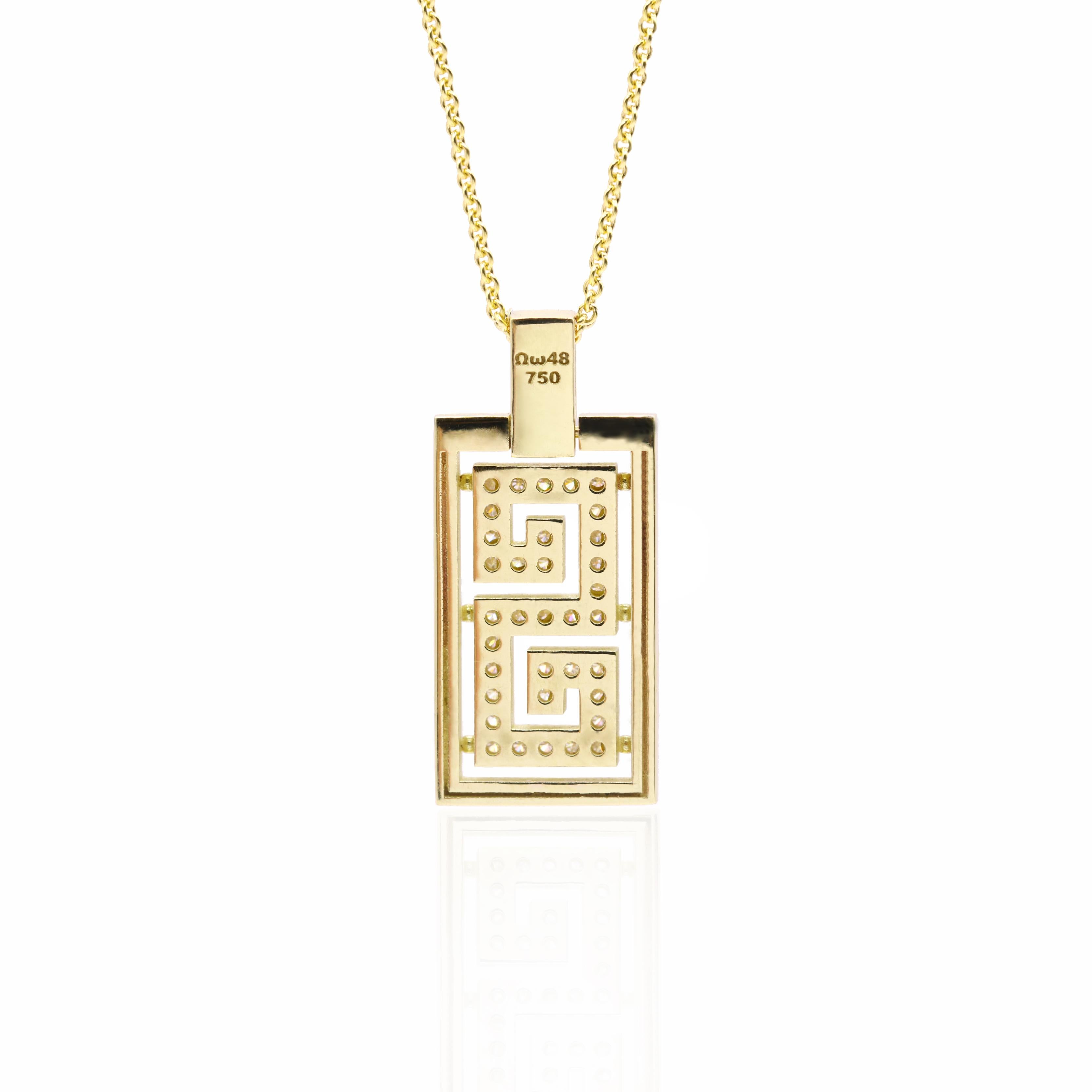 Le pendentif rehausseur de S.Georgios est fabriqué à la main en or jaune 18 carats massif et sculpté en forme de clé grecque moderne, symbolisant l'éternité et l'unité. Cet élégant pendentif est orné de diamants blancs taille brillant totalisant