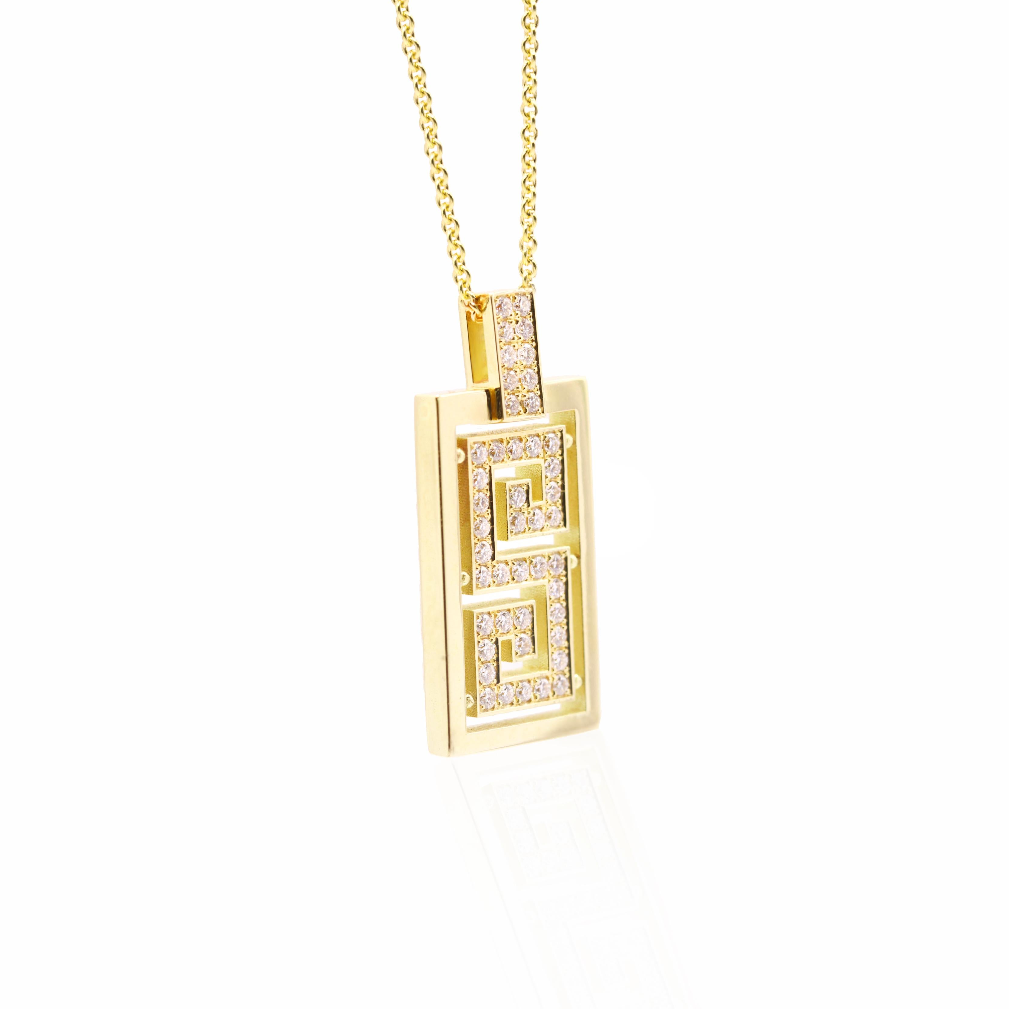 Taille brillant Pendentif à motif de clé grecque en or jaune 18 carats et diamants Georgios Collections en vente