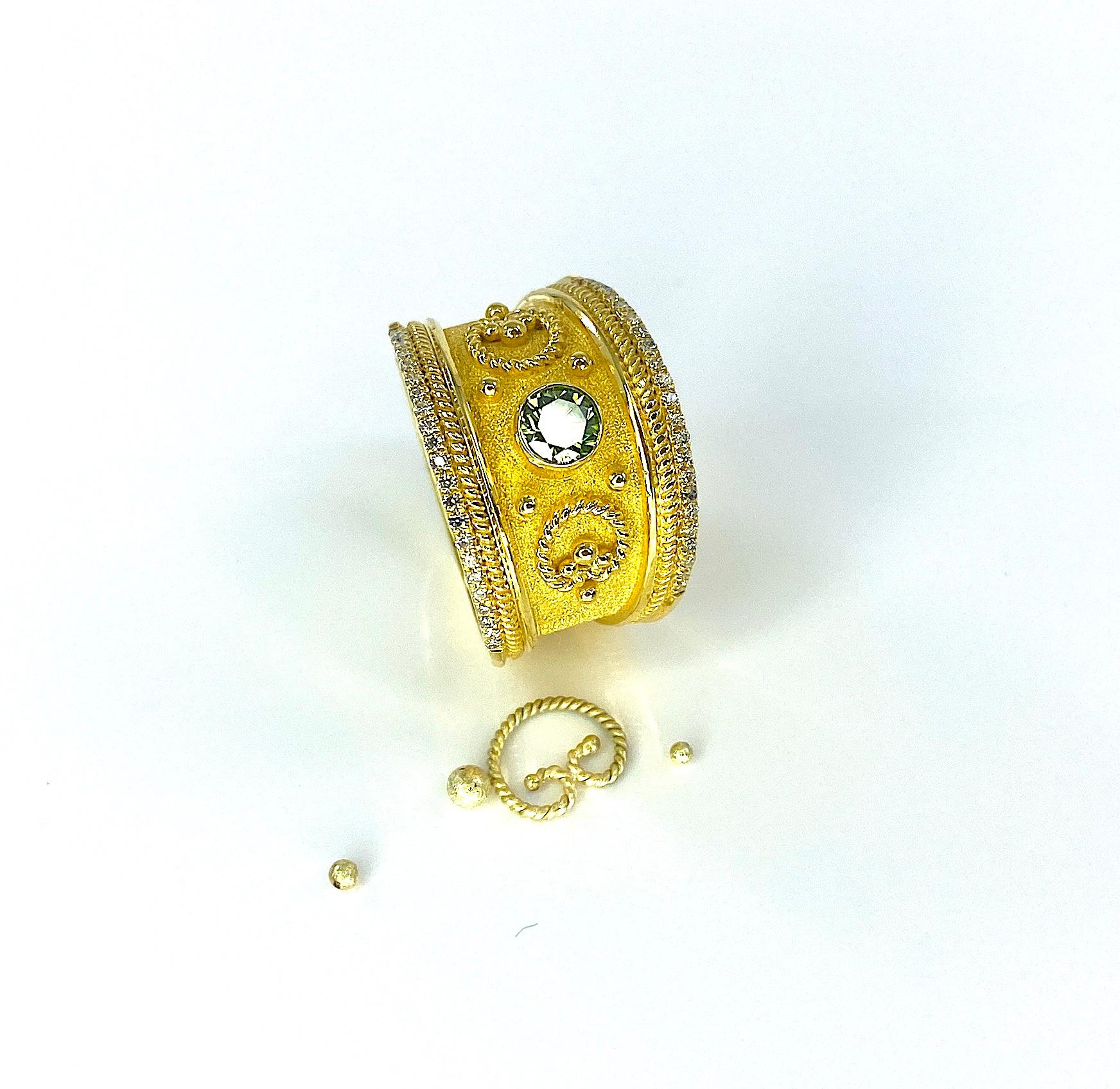 Georgios Kollektionen Ring aus 18 Karat Gelbgold mit grünen und weißen Diamanten  im Angebot 10