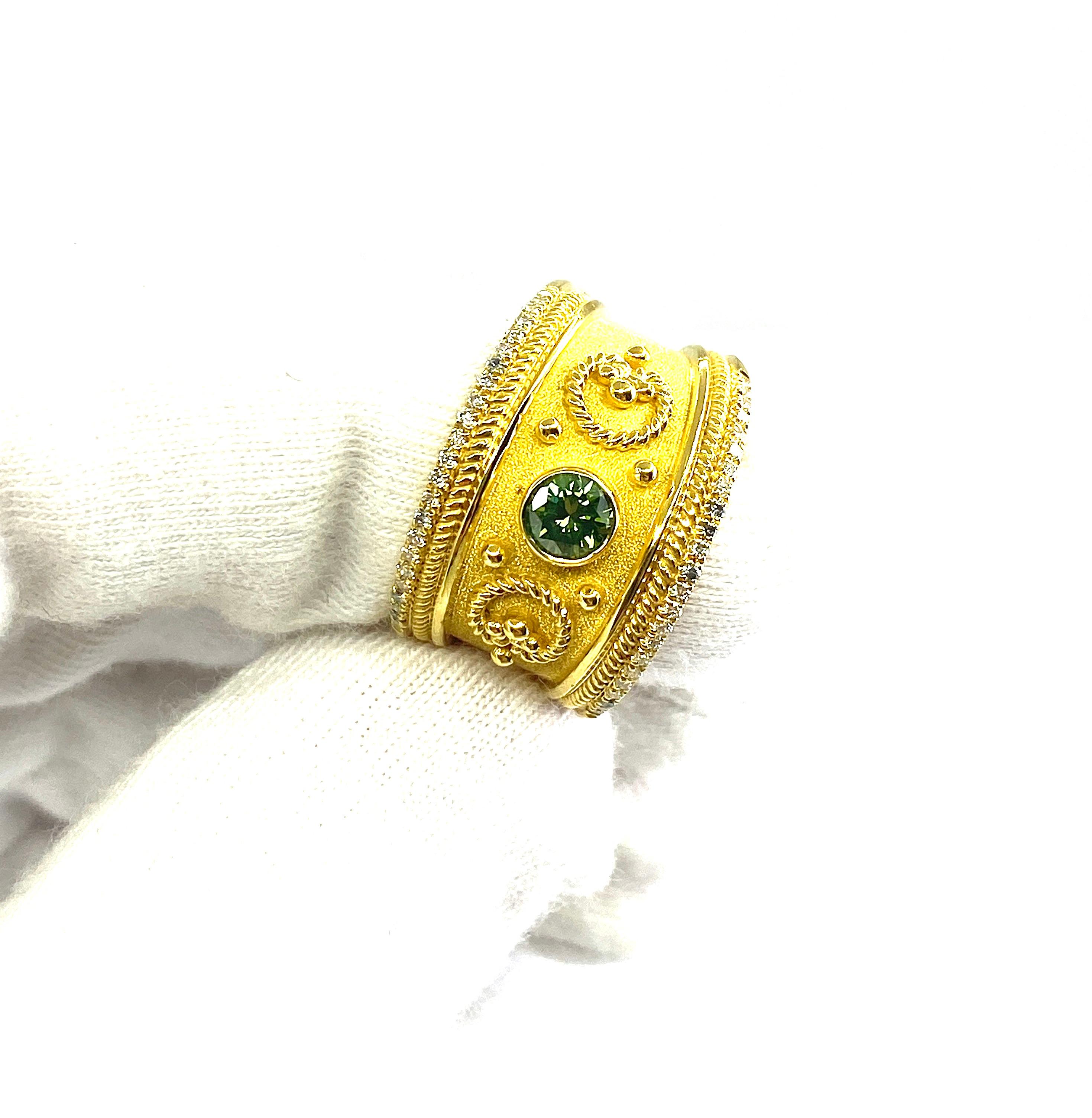 Sie bewundern den S.Georgios Designerring, handgefertigt aus massivem 18 Karat Gelbgold. Der Ring ist mikroskopisch mit Perlen aus 18 Karat Gelbgold verziert.  und verschlungenen Drähten vor dem Hintergrund von byzantinischem Samt. Der Ring verfügt