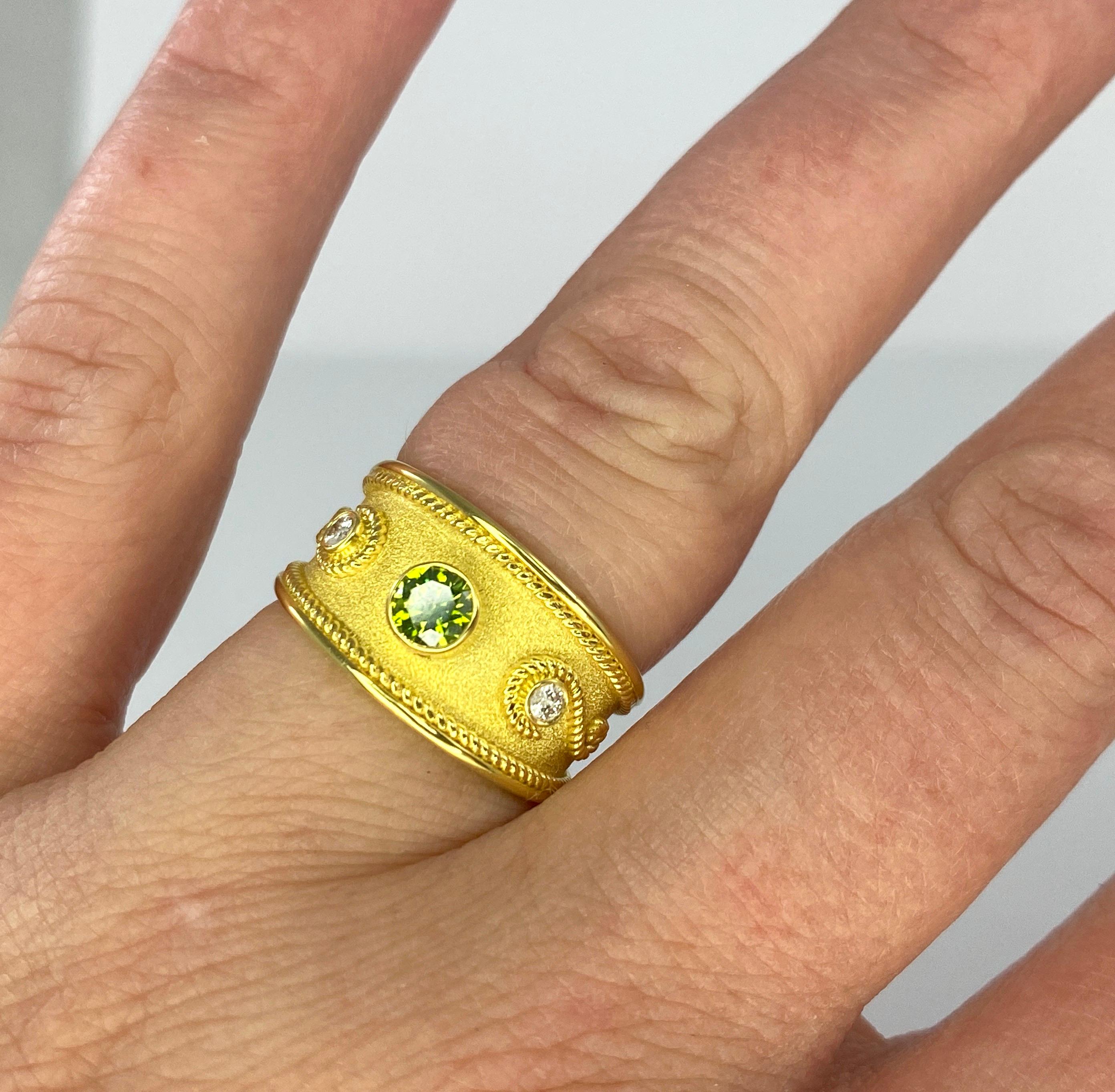 S.Georgios Designerring mit Graduierung, handgefertigt aus massivem 18 Karat Gelbgold. Der Ring ist mikroskopisch genau mit gedrehten Drähten aus 18 Karat Gelbgold verziert, die auf einem Hintergrund aus byzantinischem Samt liegen. Der Ring verfügt