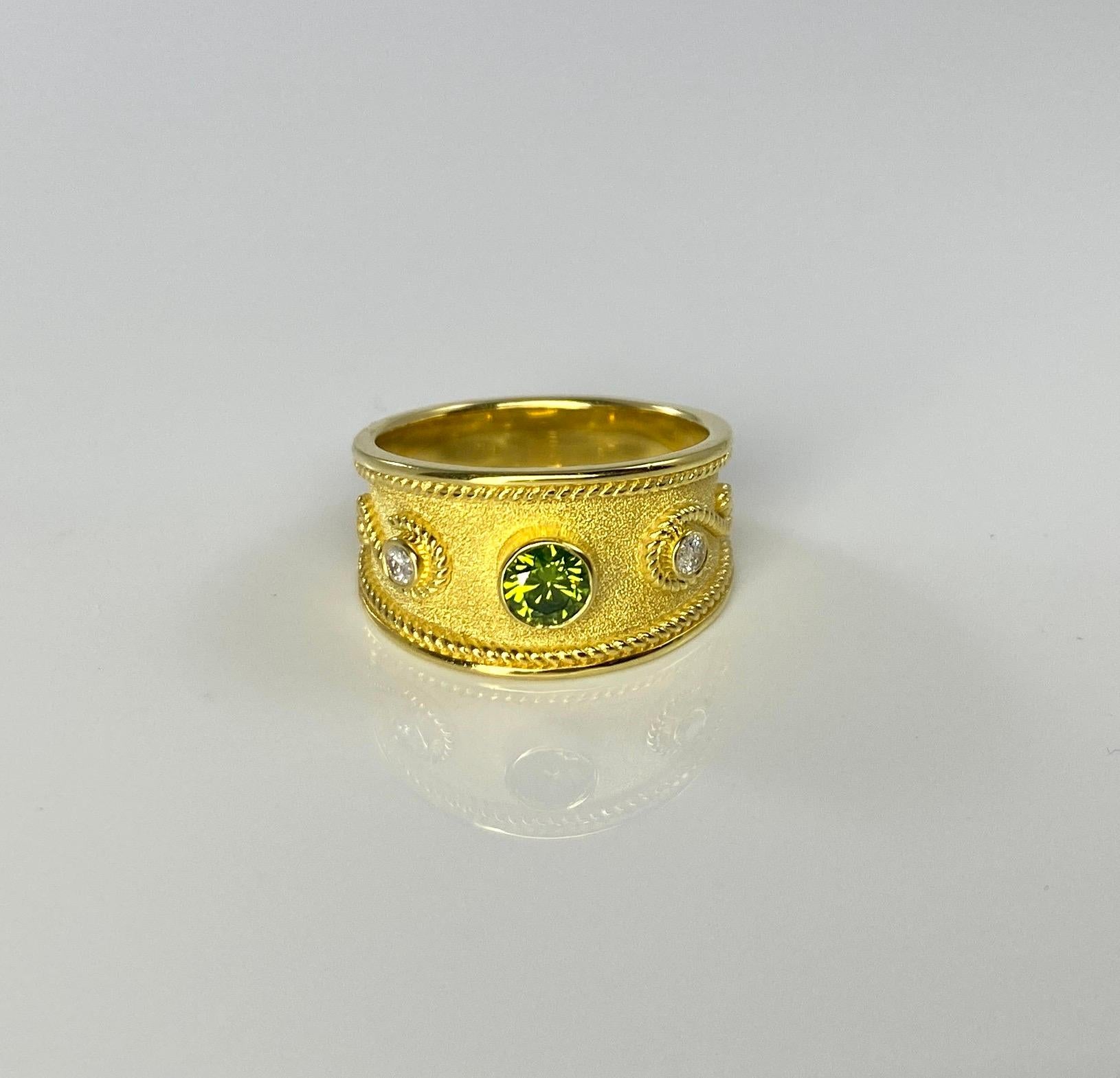 Georgios Kollektionen Ring aus 18 Karat Gelbgold mit grünen und weißen Diamanten  (Byzantinisch) im Angebot