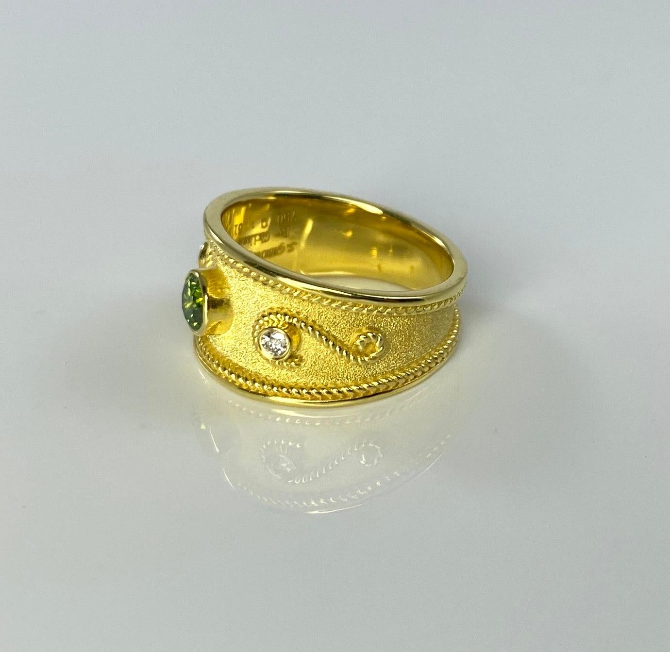 Georgios Kollektionen Ring aus 18 Karat Gelbgold mit grünen und weißen Diamanten  (Rundschliff) im Angebot