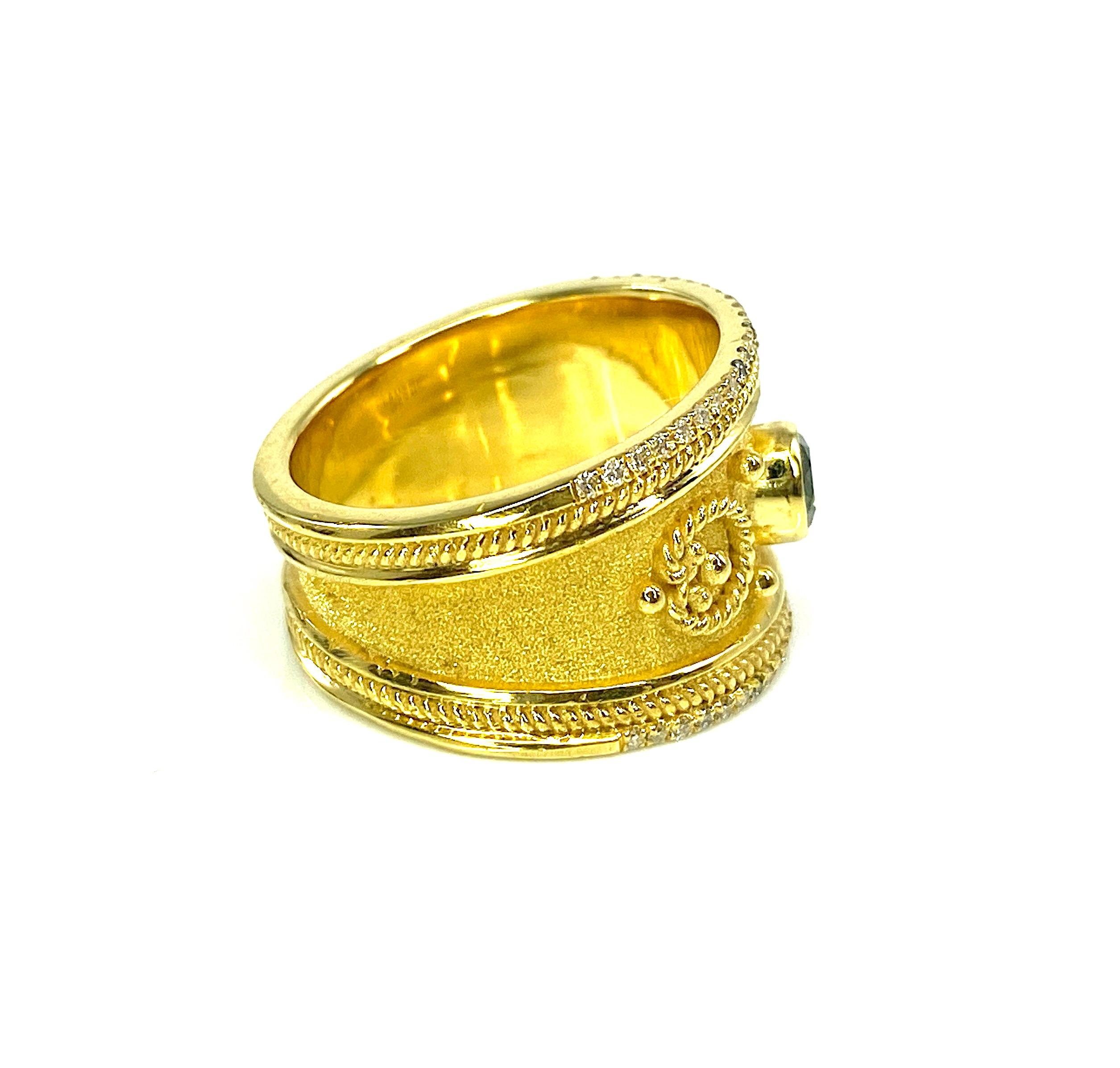 Georgios Kollektionen Ring aus 18 Karat Gelbgold mit grünen und weißen Diamanten  Damen im Angebot