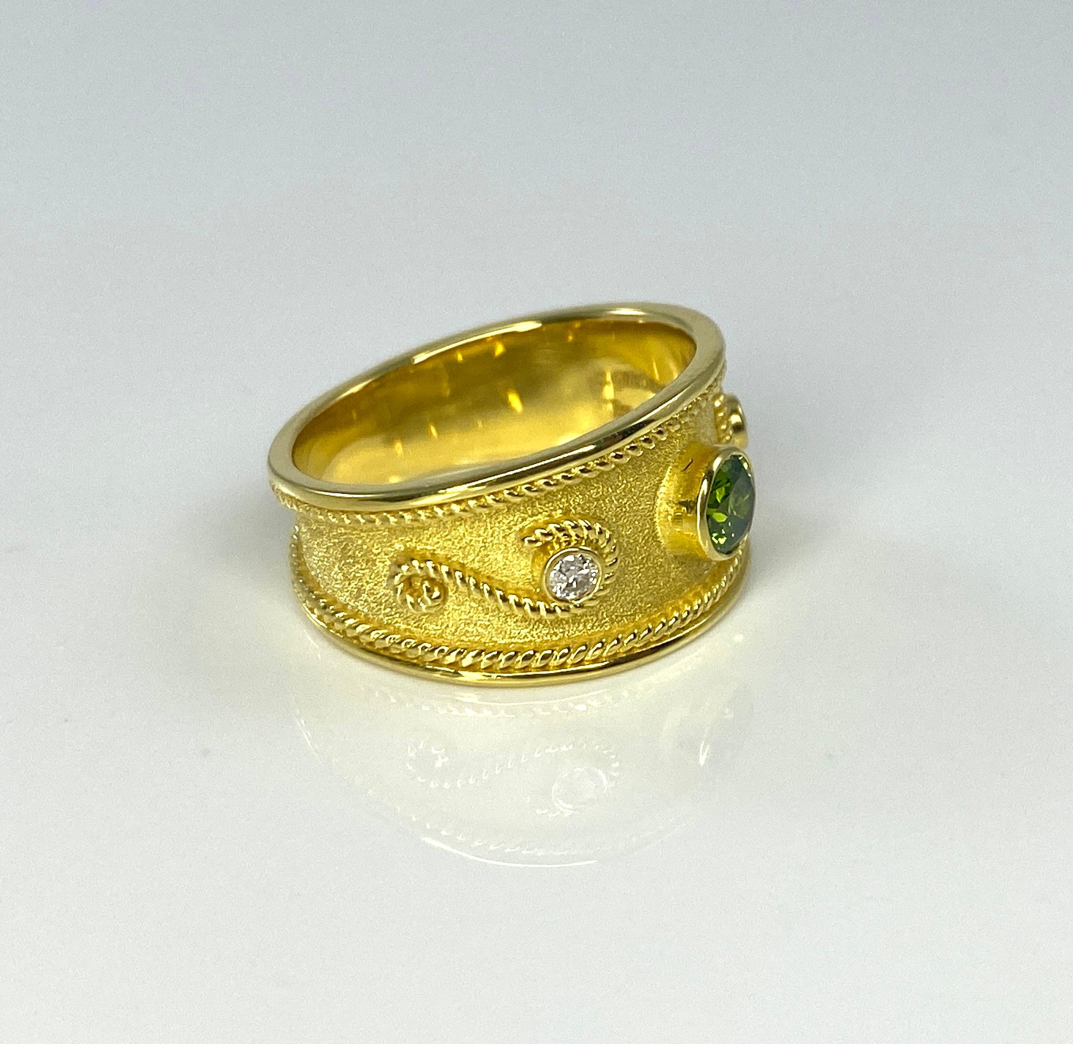 Georgios Kollektionen Ring aus 18 Karat Gelbgold mit grünen und weißen Diamanten  im Angebot 1