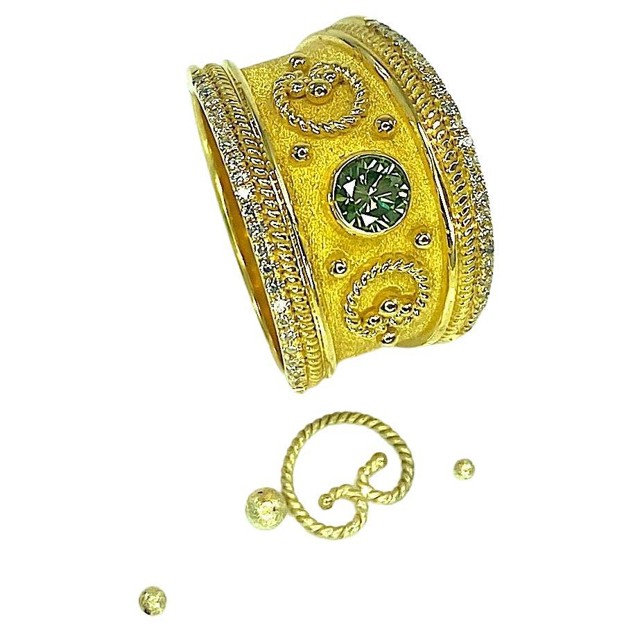 Georgios Kollektionen Ring aus 18 Karat Gelbgold mit grünen und weißen Diamanten  im Angebot