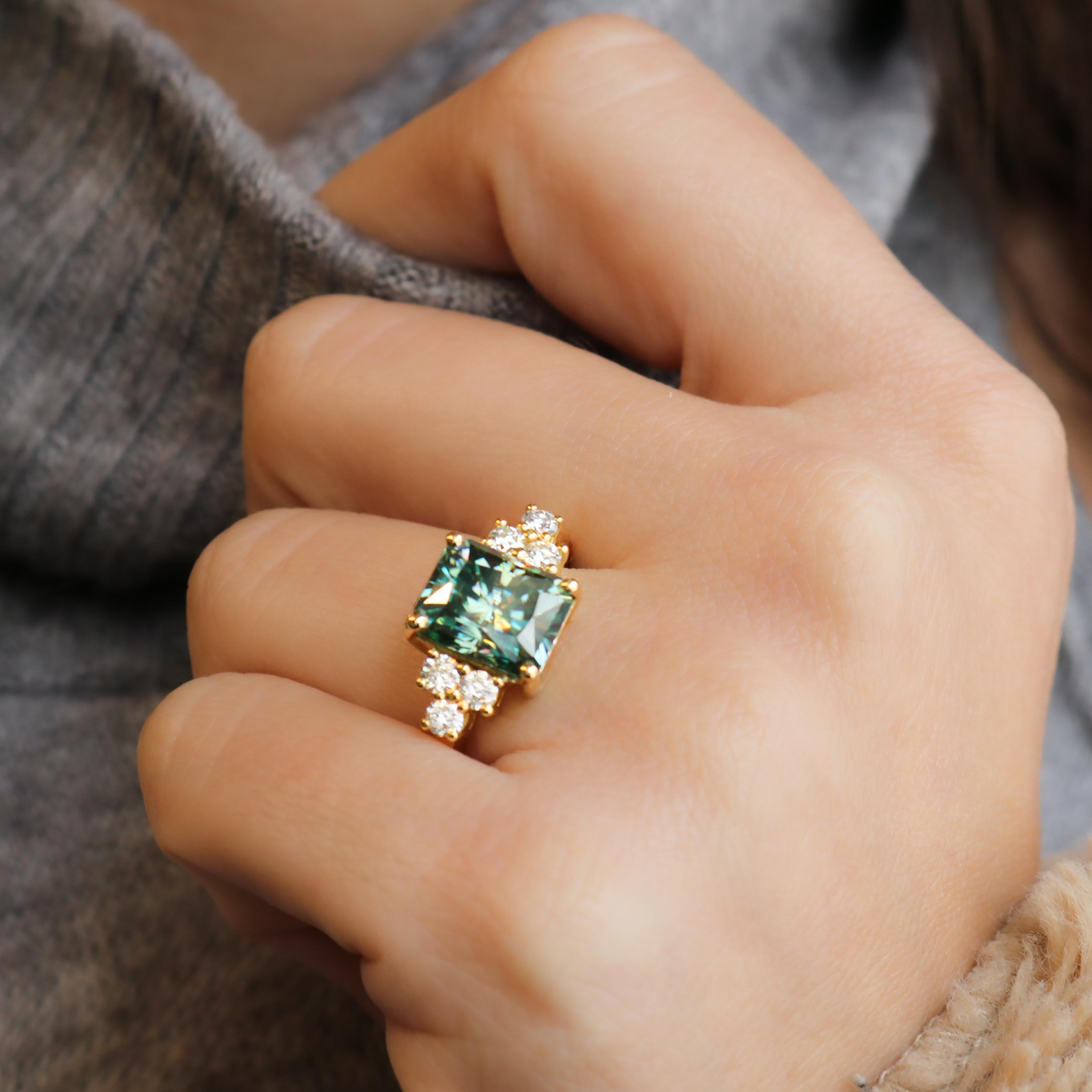 Georgios Collections Anillo de oro amarillo de 18 quilates con moissanita verde y diamantes en venta 4