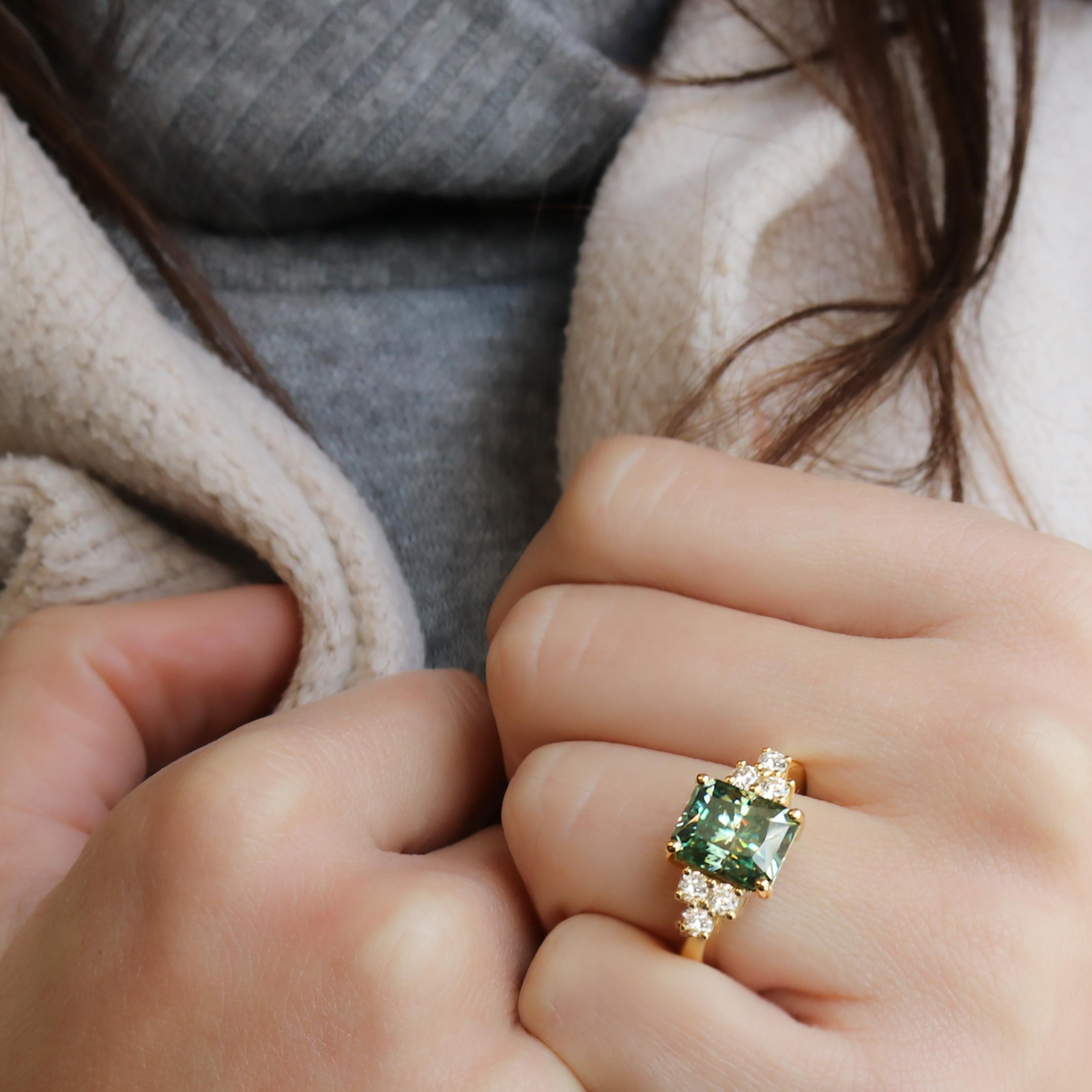 Georgios Collections Anillo de oro amarillo de 18 quilates con moissanita verde y diamantes en venta 5