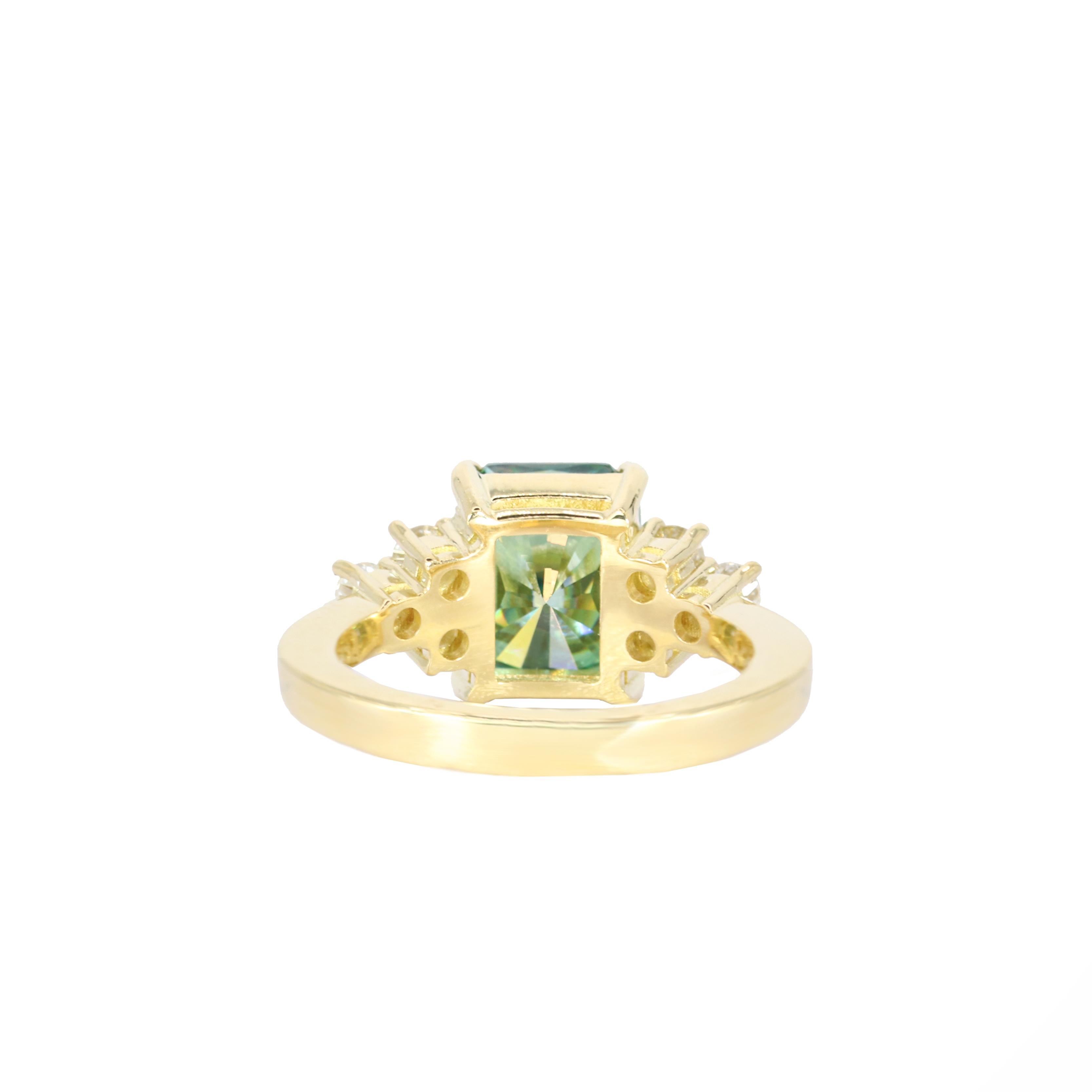 Georgios Collections Anillo de oro amarillo de 18 quilates con moissanita verde y diamantes Corte esmeralda en venta