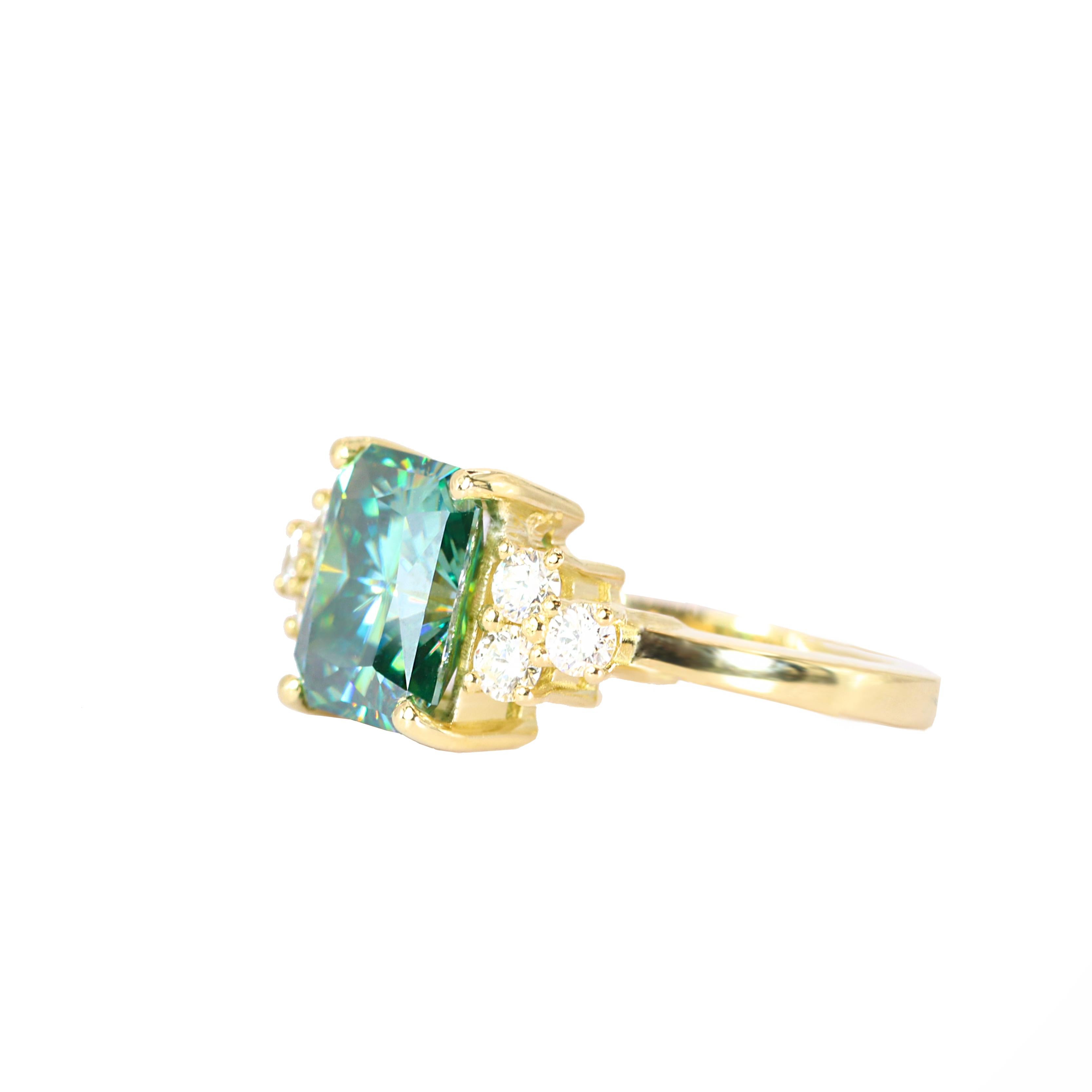 Georgios Collections Anillo de oro amarillo de 18 quilates con moissanita verde y diamantes en Nuevo estado para la venta en Astoria, NY