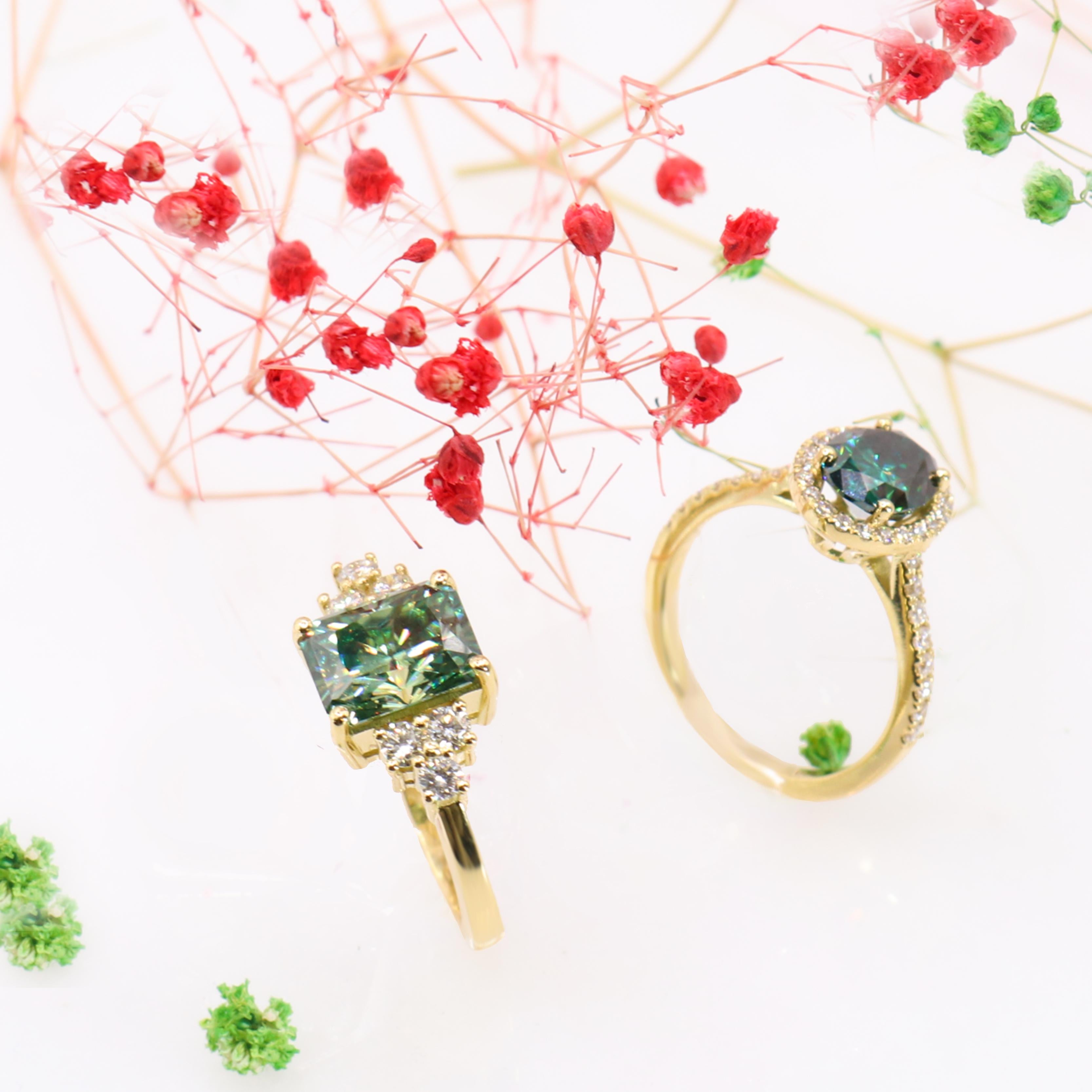 Georgios Collections Anillo de oro amarillo de 18 quilates con moissanita verde y diamantes en venta 1