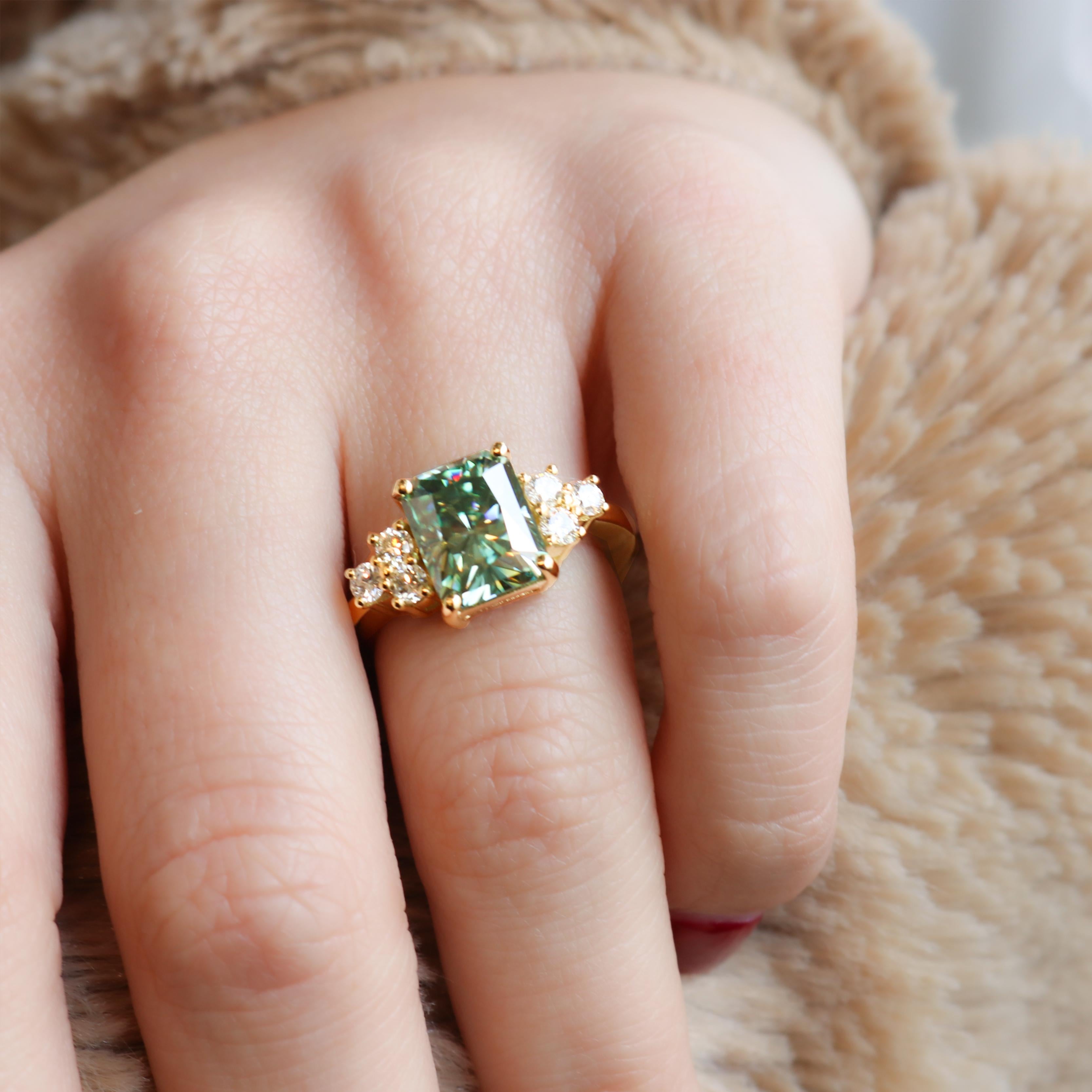 Georgios Collections Anillo de oro amarillo de 18 quilates con moissanita verde y diamantes en venta 3