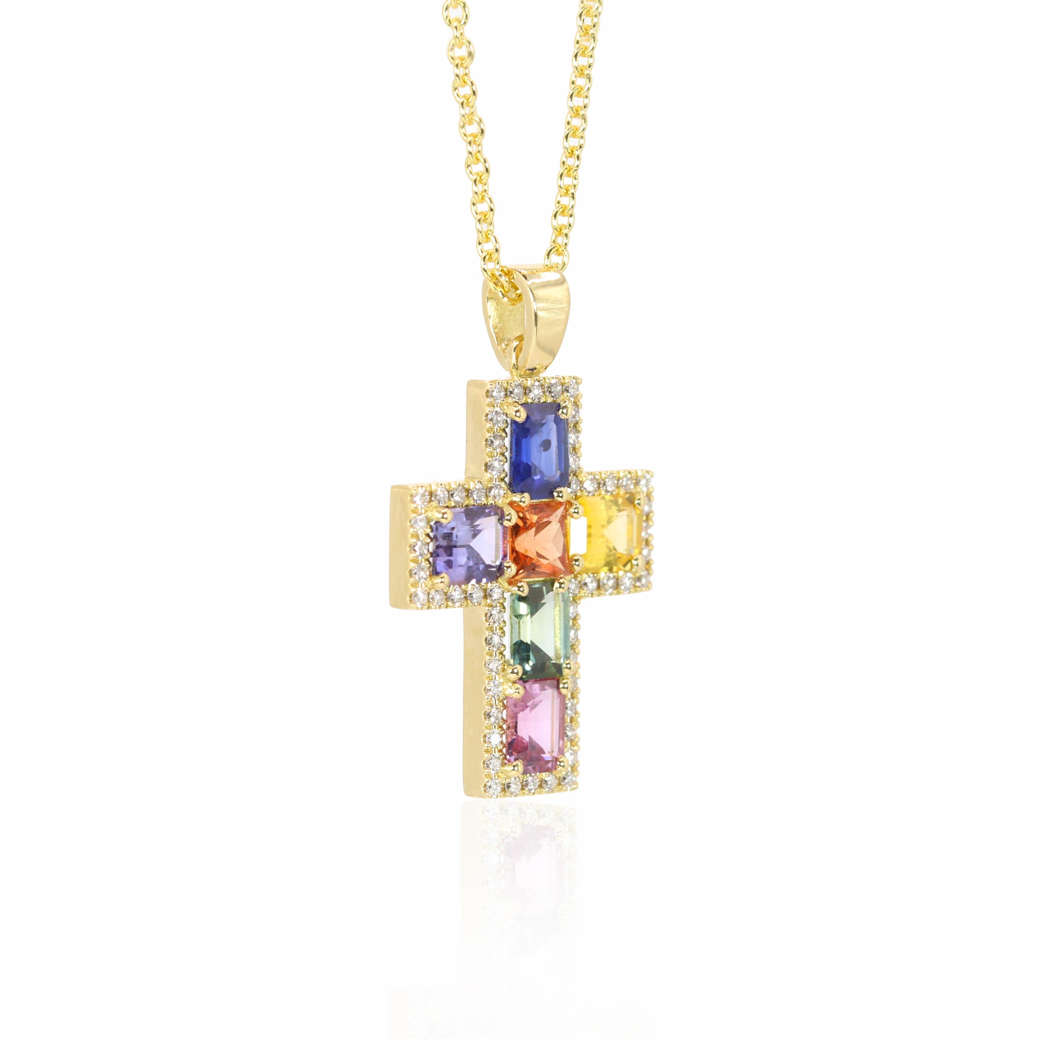 Cette croix à saphirs multiples en or jaune 18 carats de Georgios Collections, sertie de diamants, est une étonnante fusion de couleurs et d'éclat. Cette croix exquise présente six saphirs de taille émeraude dans une gamme fascinante de violet,