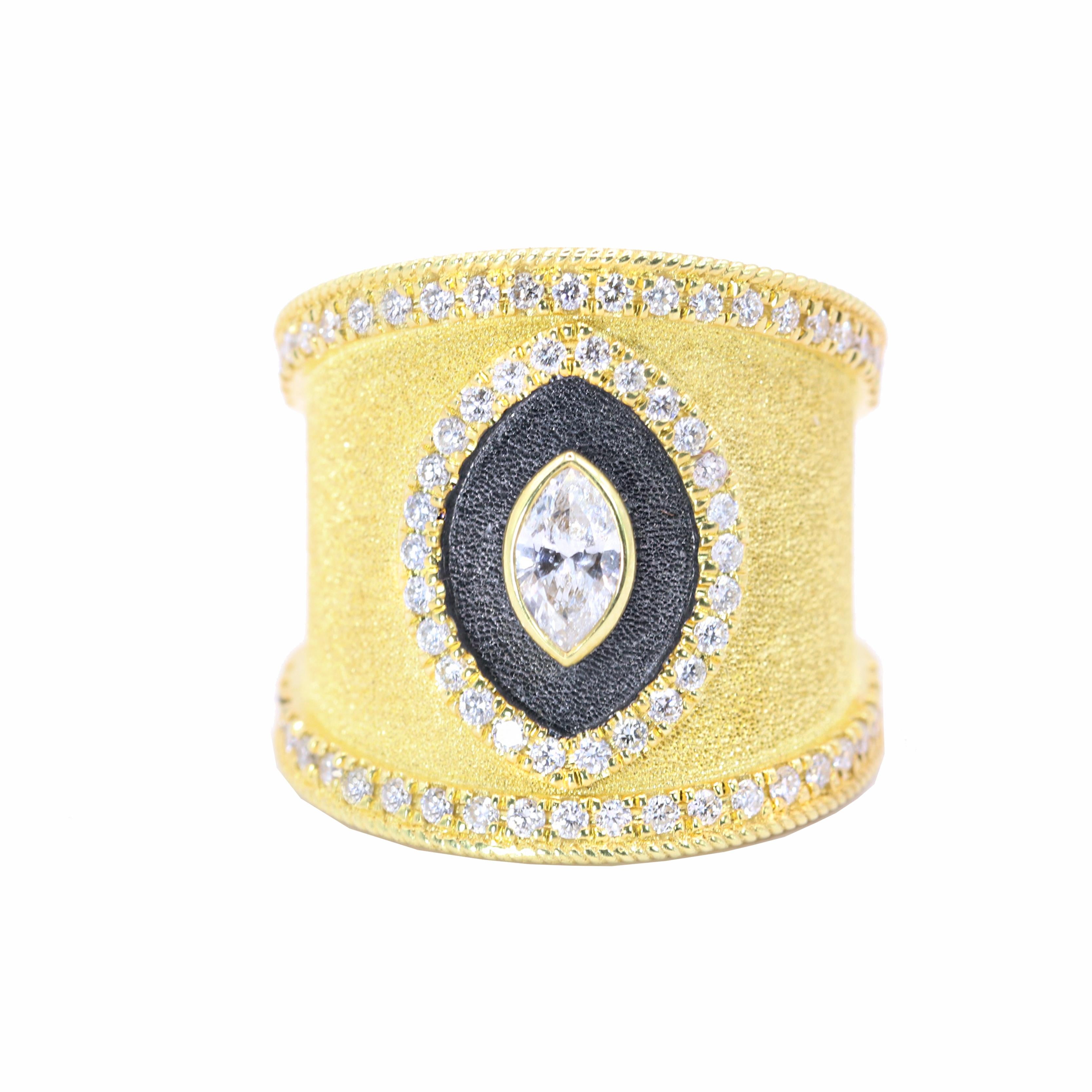 El diseñador S.Georgios presenta un exquisito Anillo de Diamantes Navette de Oro Amarillo de 18 quilates, meticulosamente elaborado a mano en Atenas, Grecia. Este anillo de estilo bizantino presenta un fondo único de textura aterciopelada y un