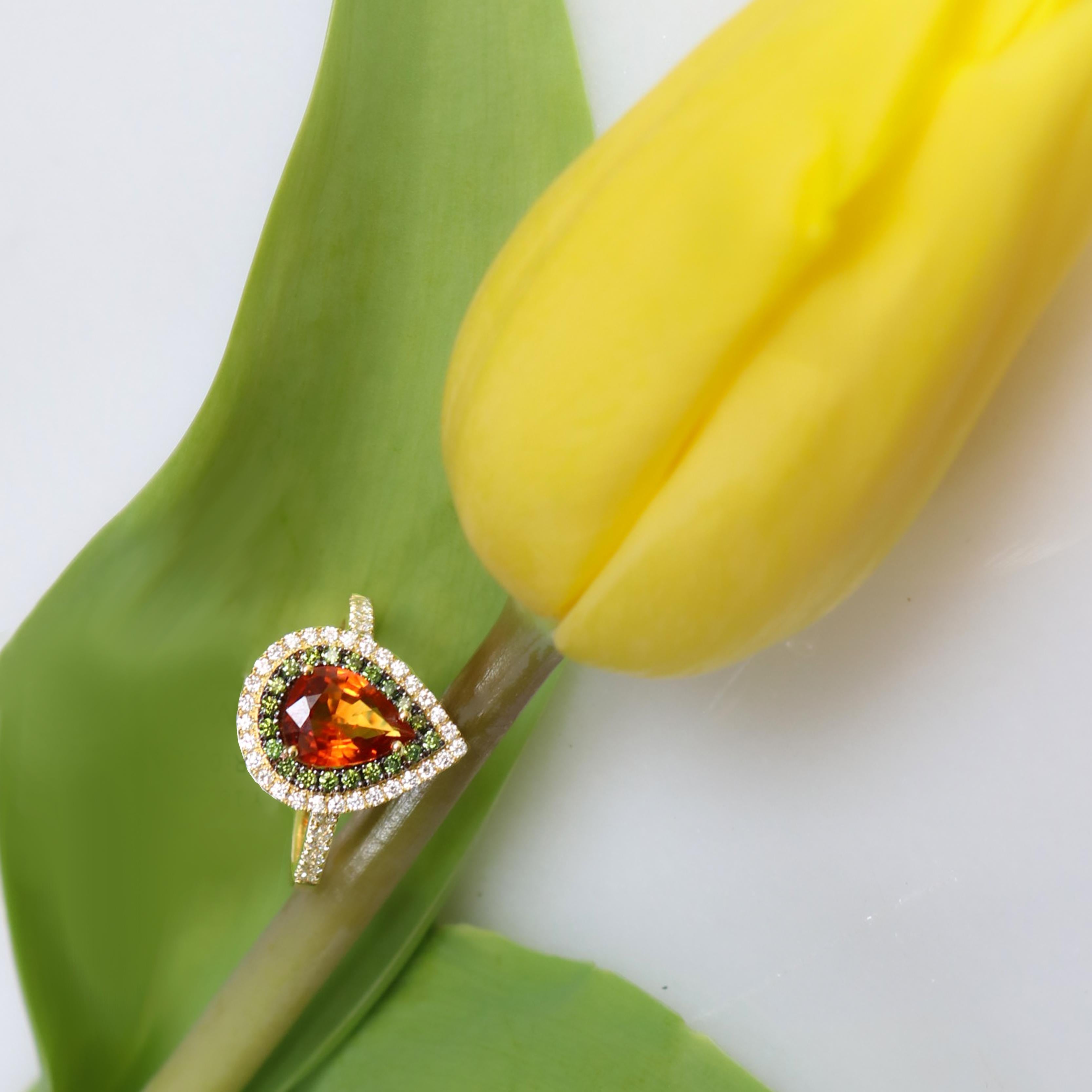 De las mujeres Georgios Collections 18 Karat Yellow Gold Orange Sapphire & Green Diamods Ring en venta