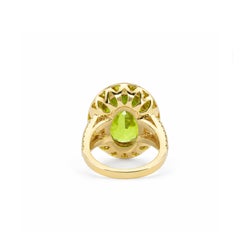 Georgios Collections: Ring aus 18-Karat-Gelbgold mit ovalem Peridot und Diamantfassung