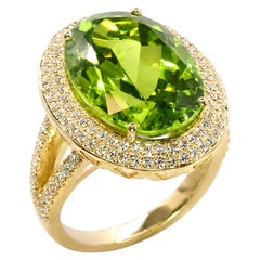 Georgios Collections: Ring aus 18-Karat-Gelbgold mit ovalem Peridot und Diamantfassung