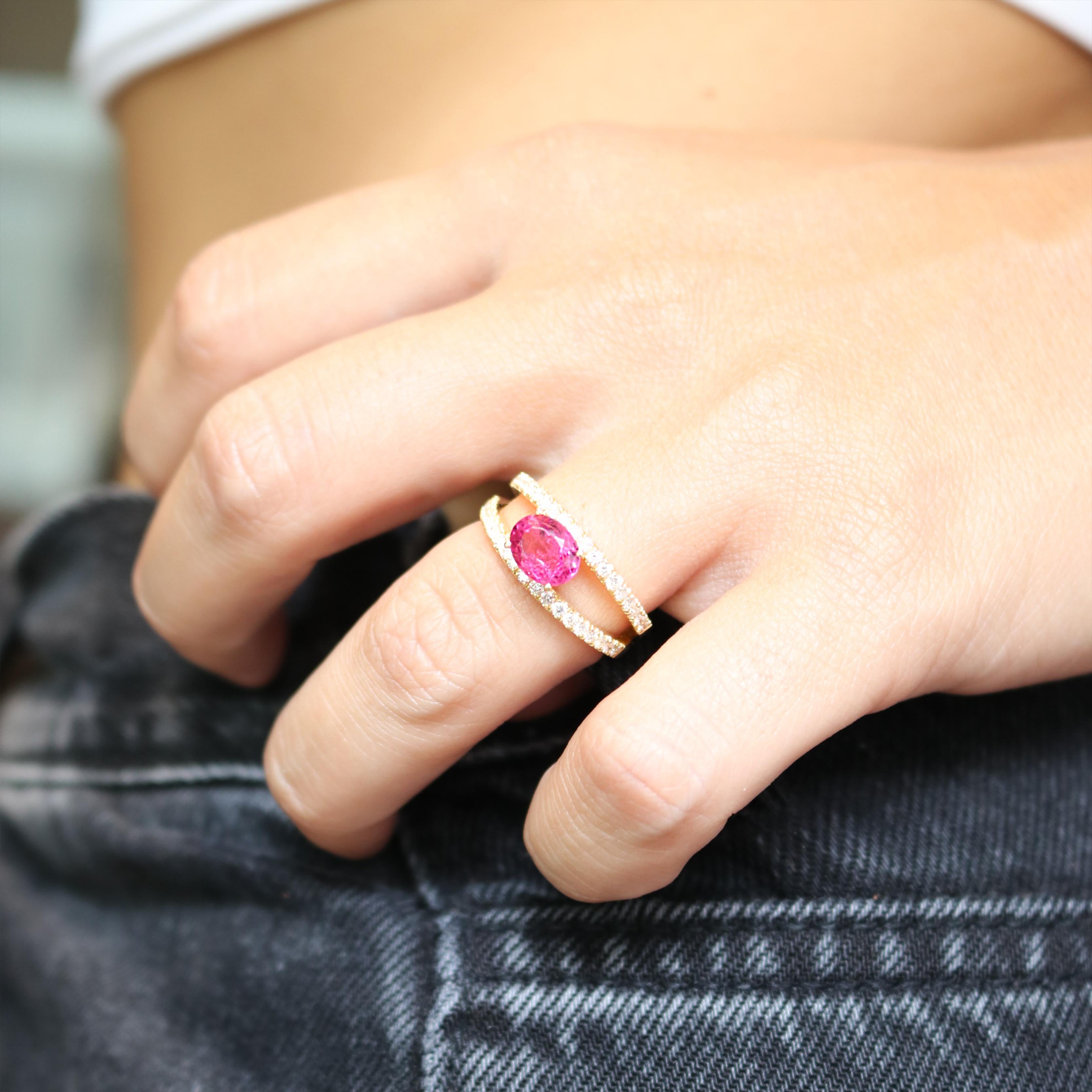 Georgios Collections Bague en or jaune 18 carats avec rubis ovale et diamants en vente 4