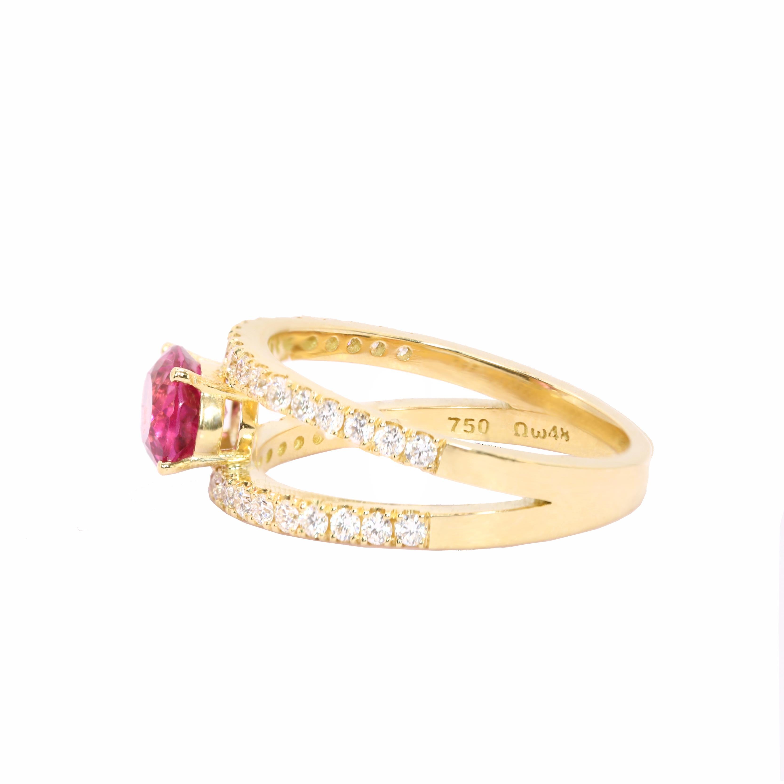 Mouvement esthétique Georgios Collections Bague en or jaune 18 carats avec rubis ovale et diamants en vente