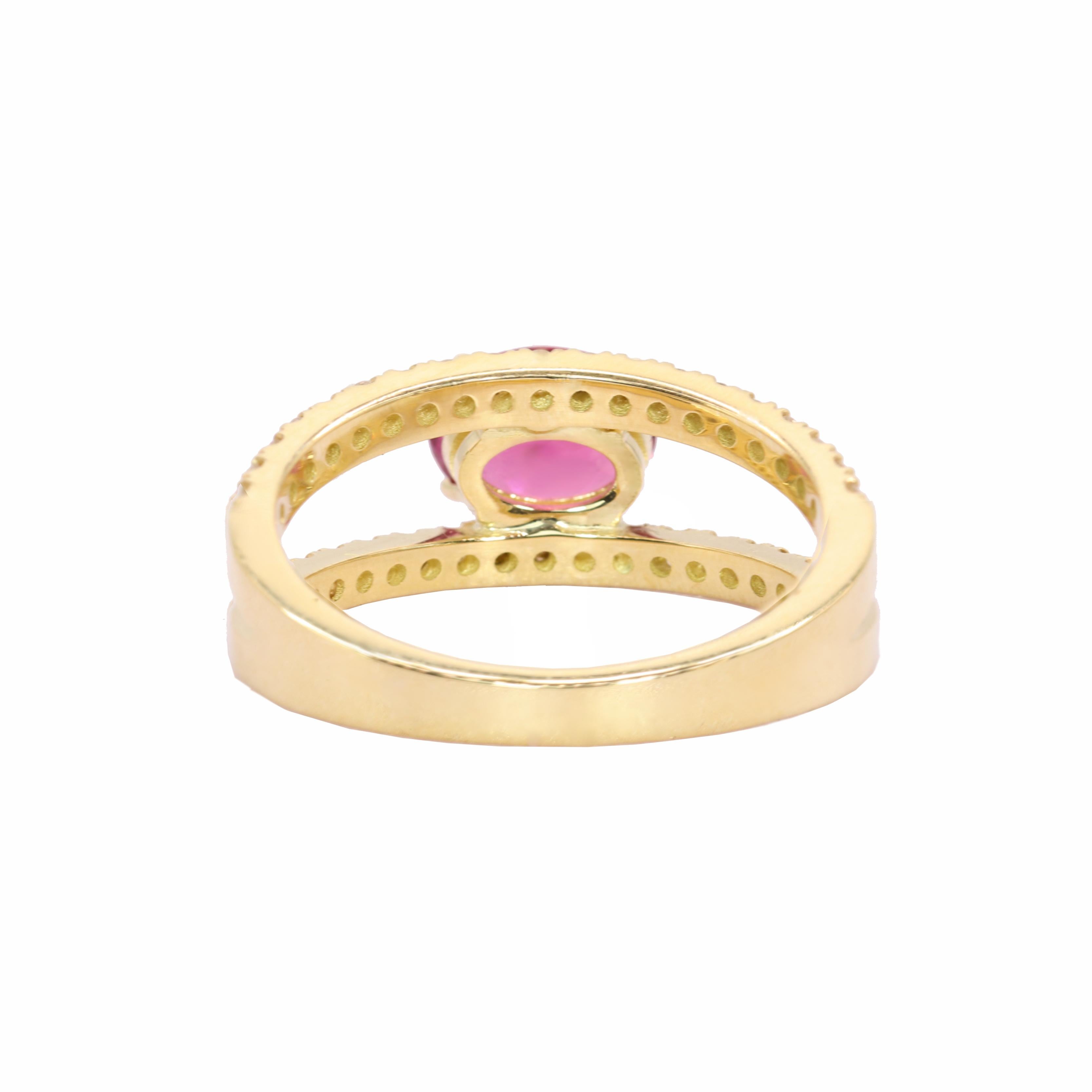 Taille ovale Georgios Collections Bague en or jaune 18 carats avec rubis ovale et diamants en vente