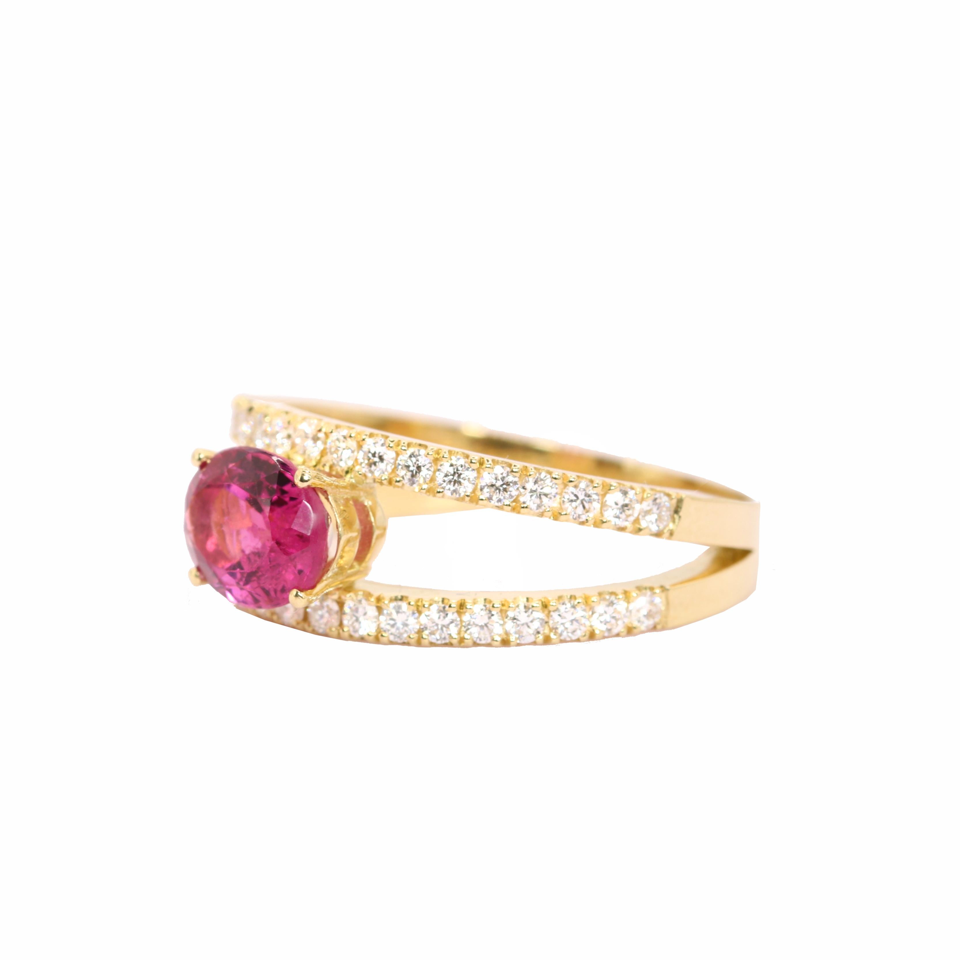 Georgios Collections Bague en or jaune 18 carats avec rubis ovale et diamants Neuf - En vente à Astoria, NY