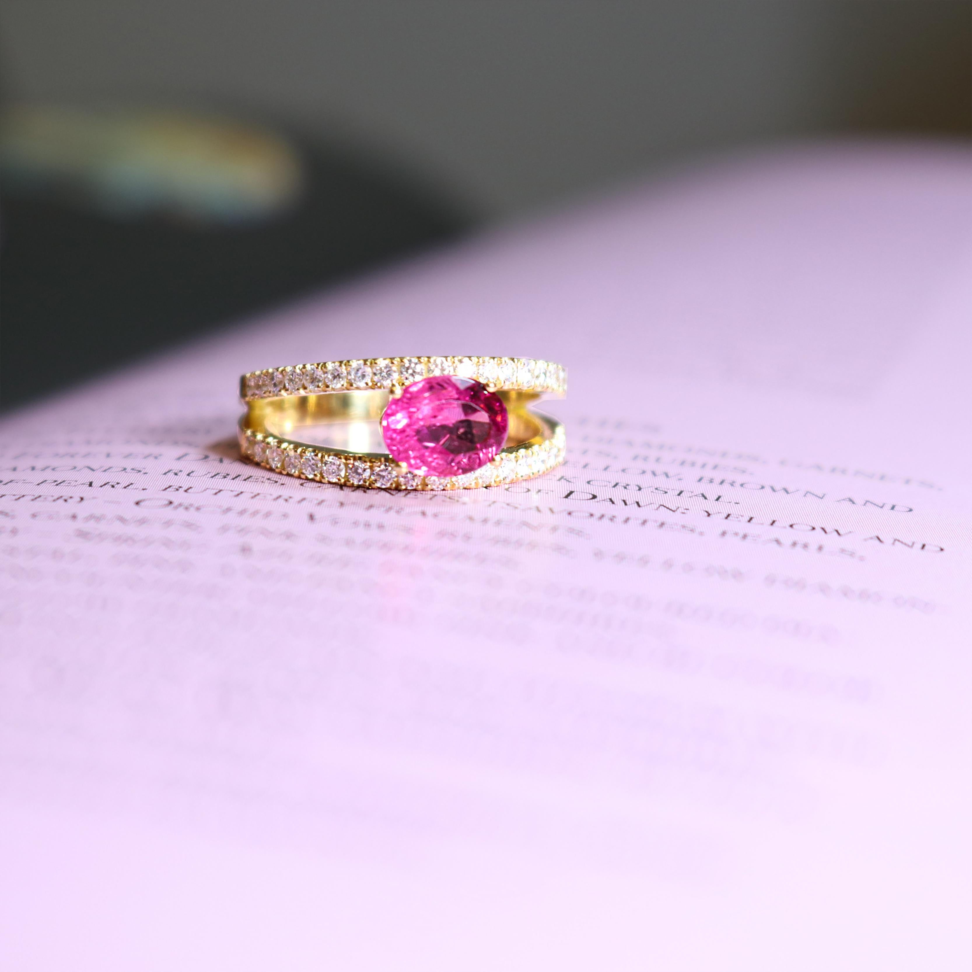 Georgios Collections Bague en or jaune 18 carats avec rubis ovale et diamants en vente 1