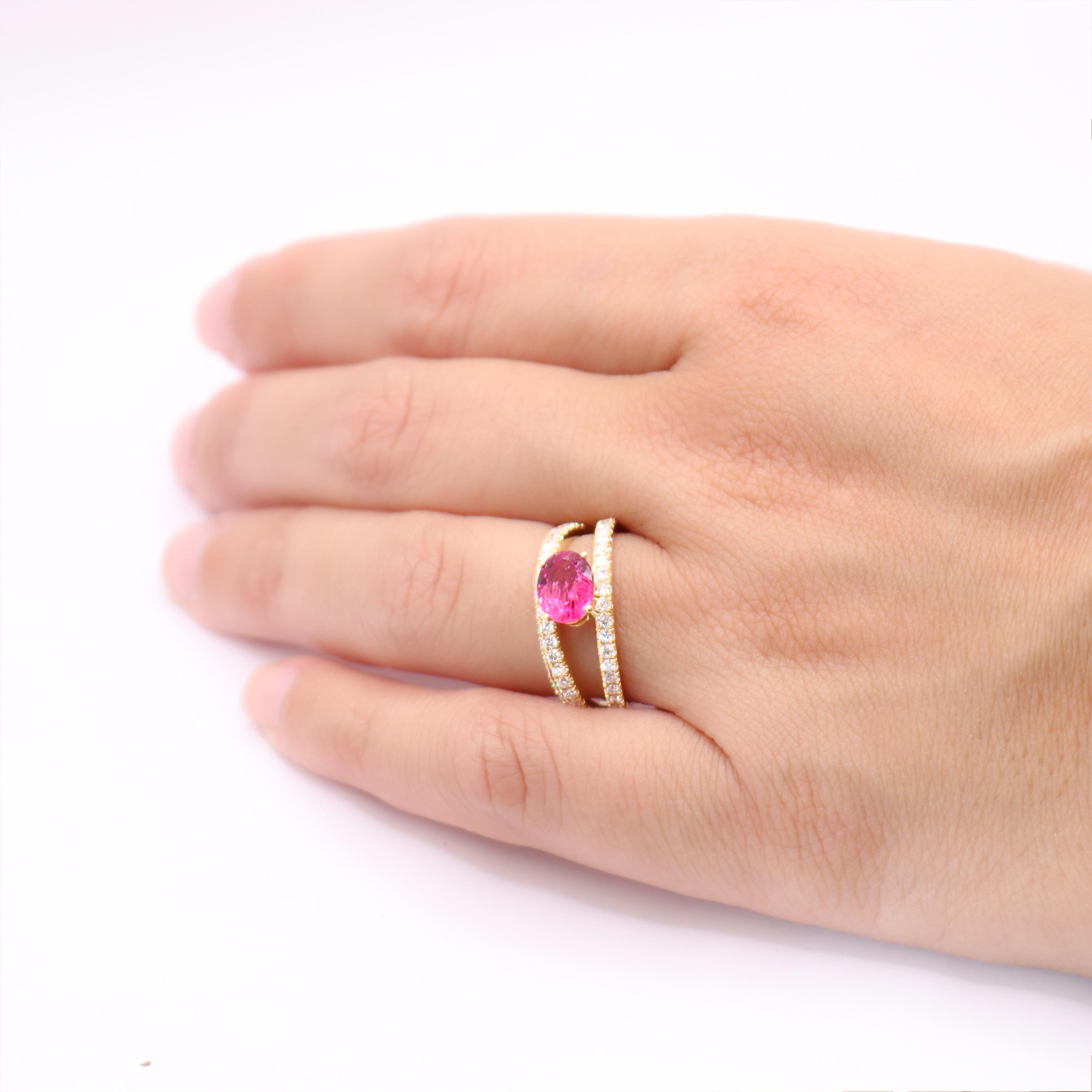 Georgios Collections Bague en or jaune 18 carats avec rubis ovale et diamants en vente 2