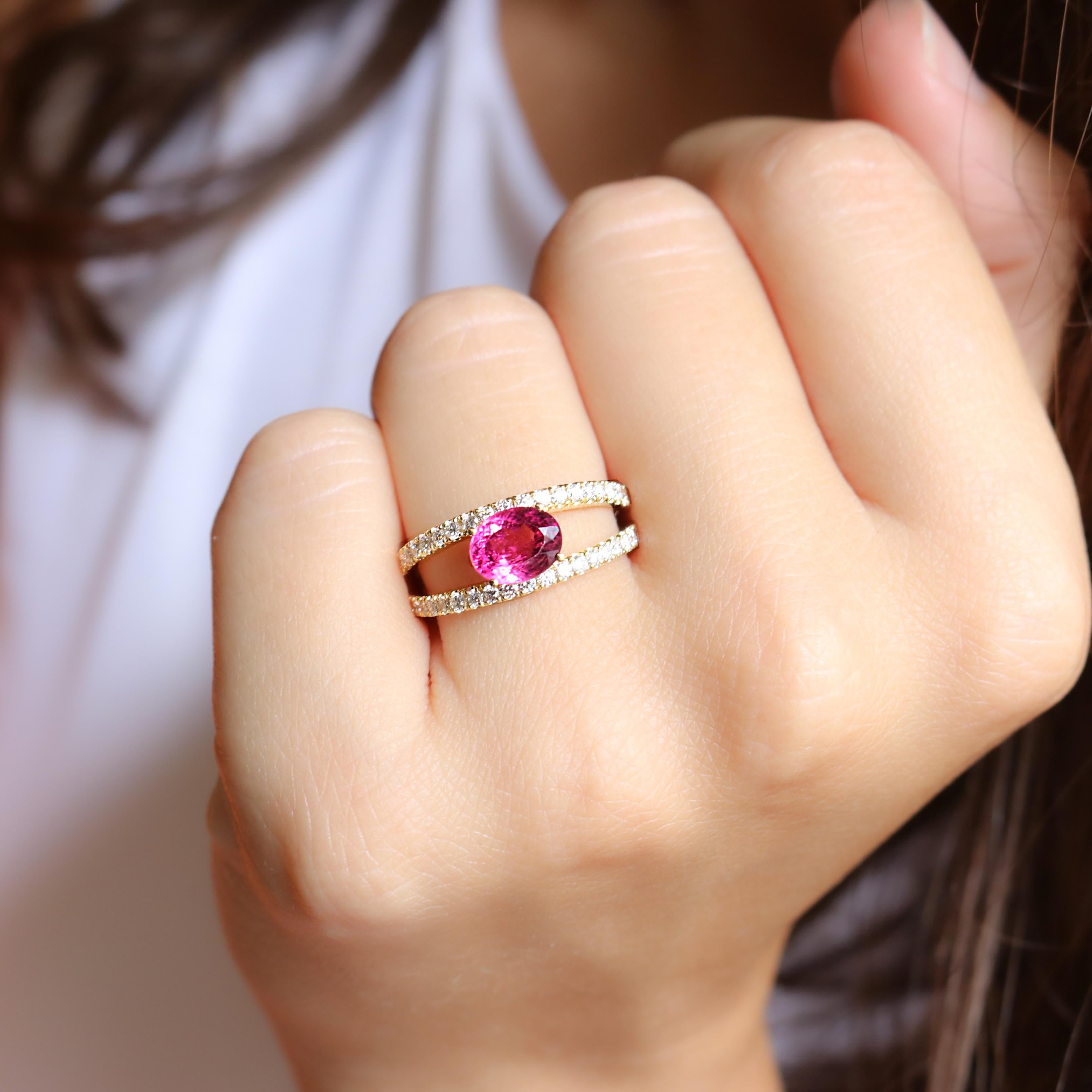 Georgios Collections Bague en or jaune 18 carats avec rubis ovale et diamants en vente 3