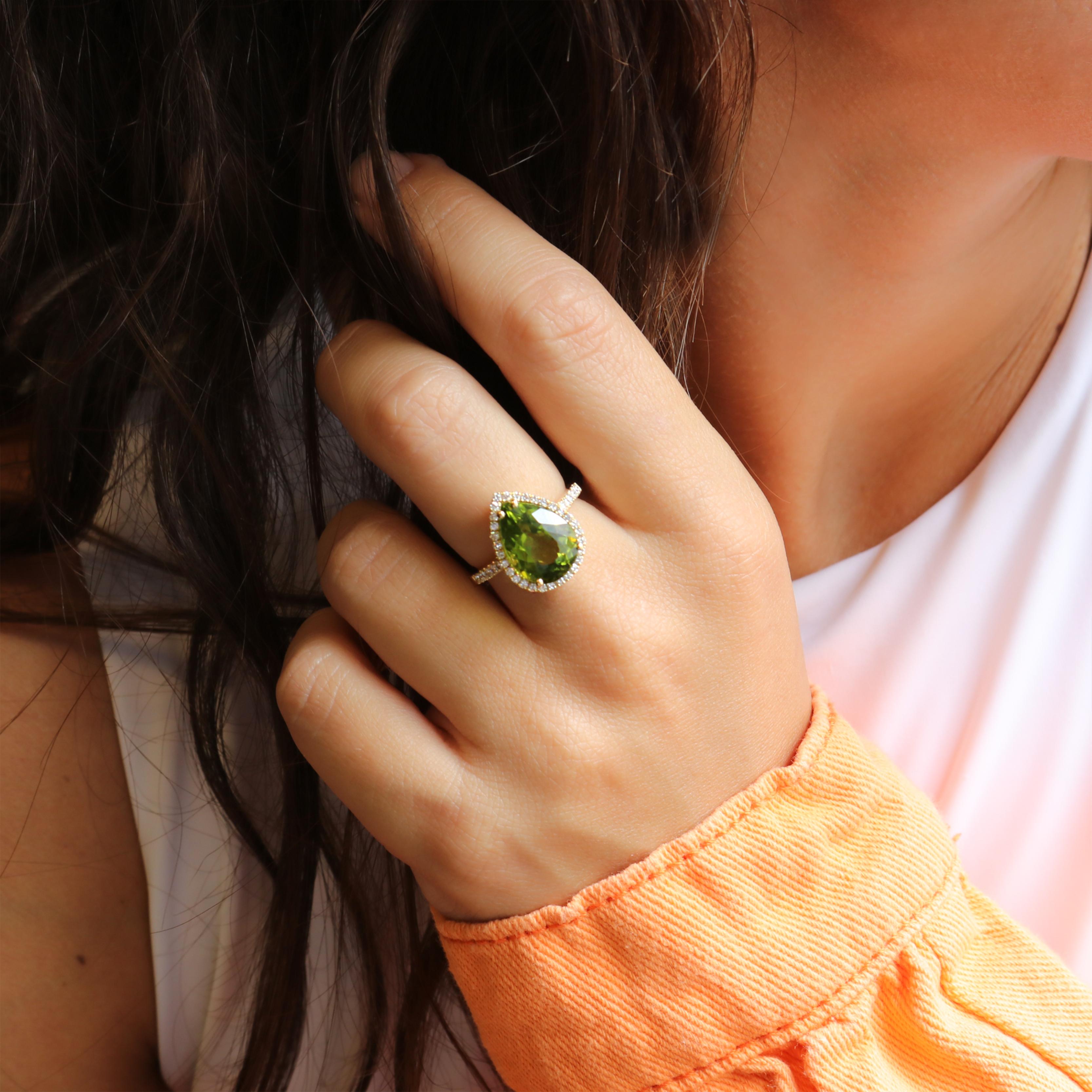 Georgios Collections Bague en or jaune 18 carats avec péridot poire et lunette en diamant en vente 5