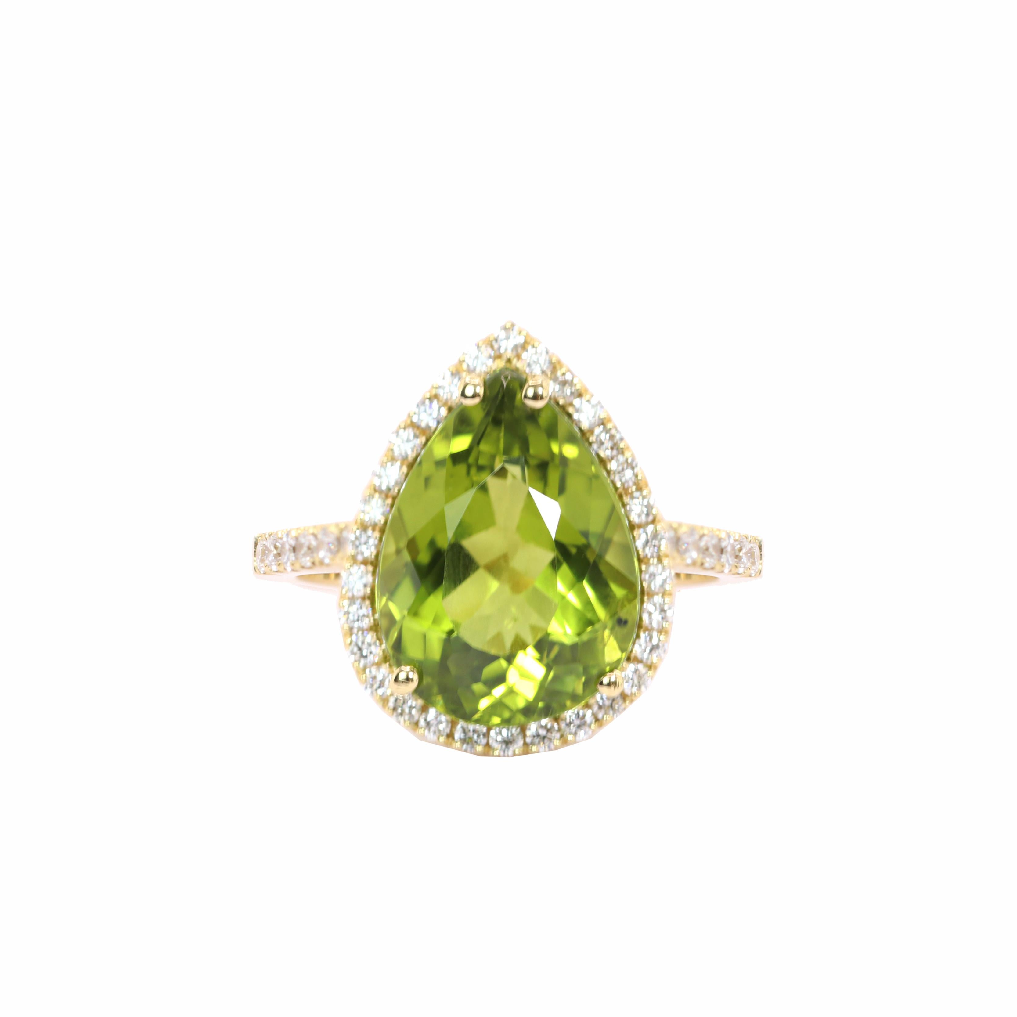 Le designer S.Georgios présente une bague poire en péridot de 6,07 carats avec un chaton en diamant blanc d'un poids total de 0,142 carats. Cette bague simple mais étonnante est fabriquée à la main en or jaune 18 carats à Athènes, en Grèce. La bague