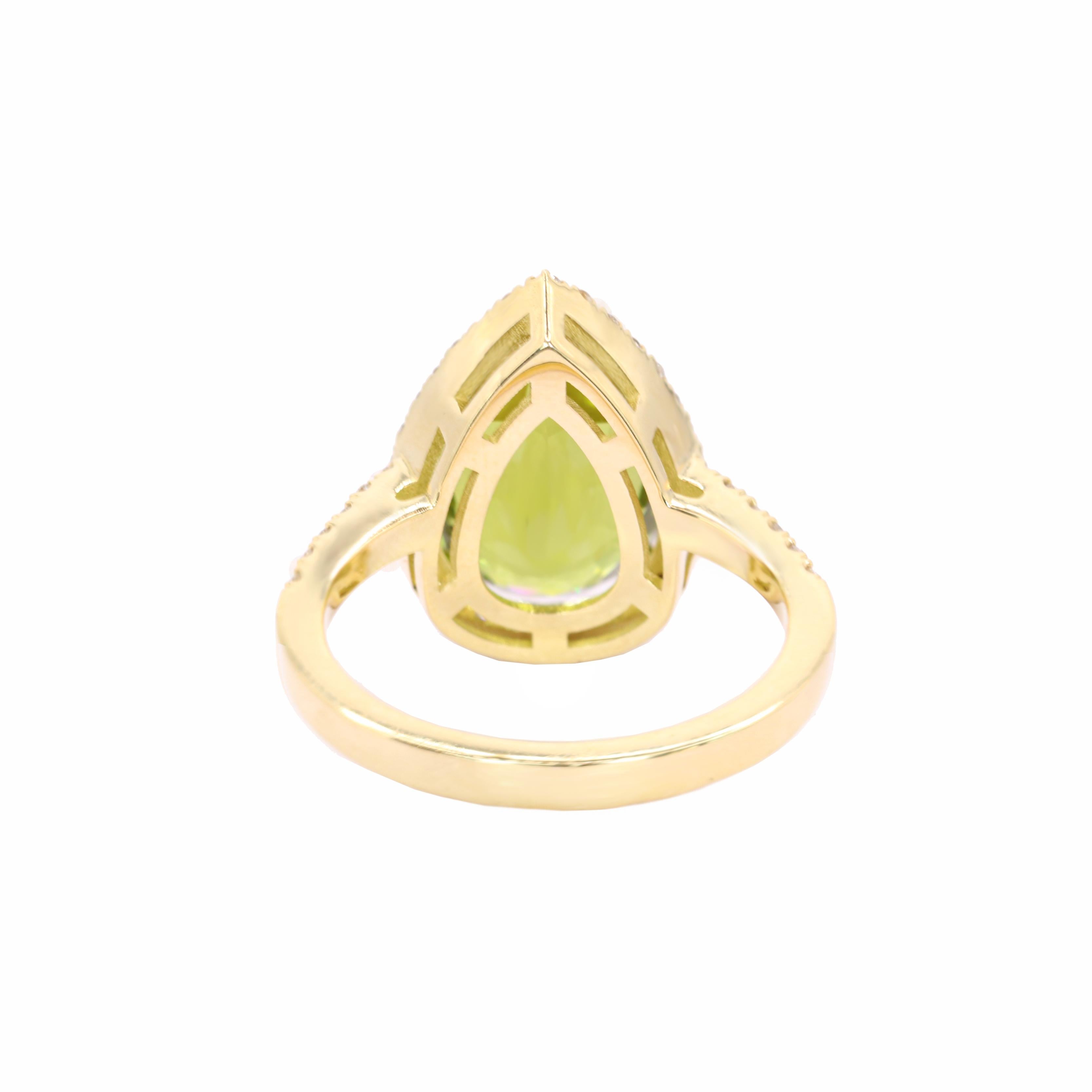 Contemporain Georgios Collections Bague en or jaune 18 carats avec péridot poire et lunette en diamant en vente