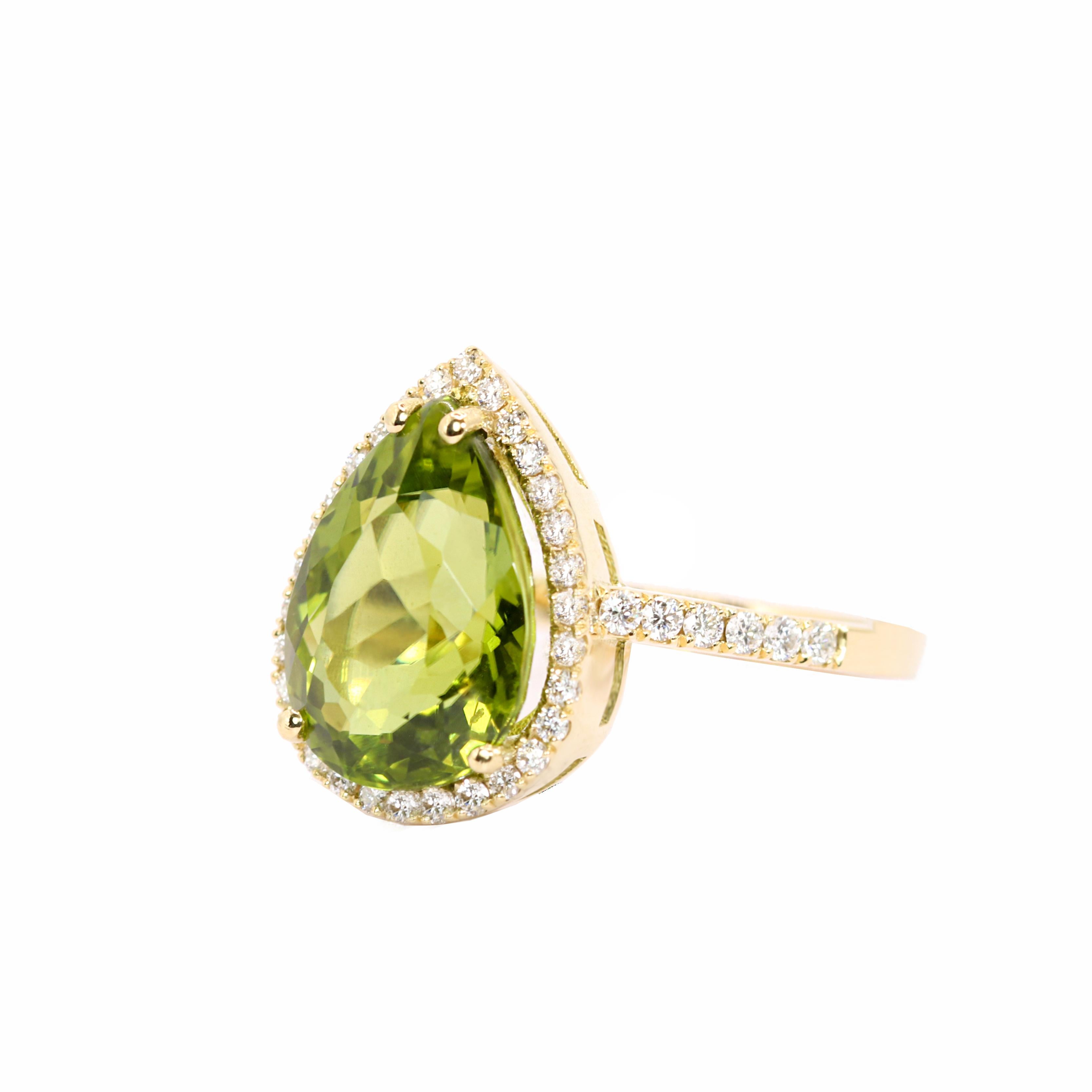 Taille poire Georgios Collections Bague en or jaune 18 carats avec péridot poire et lunette en diamant en vente