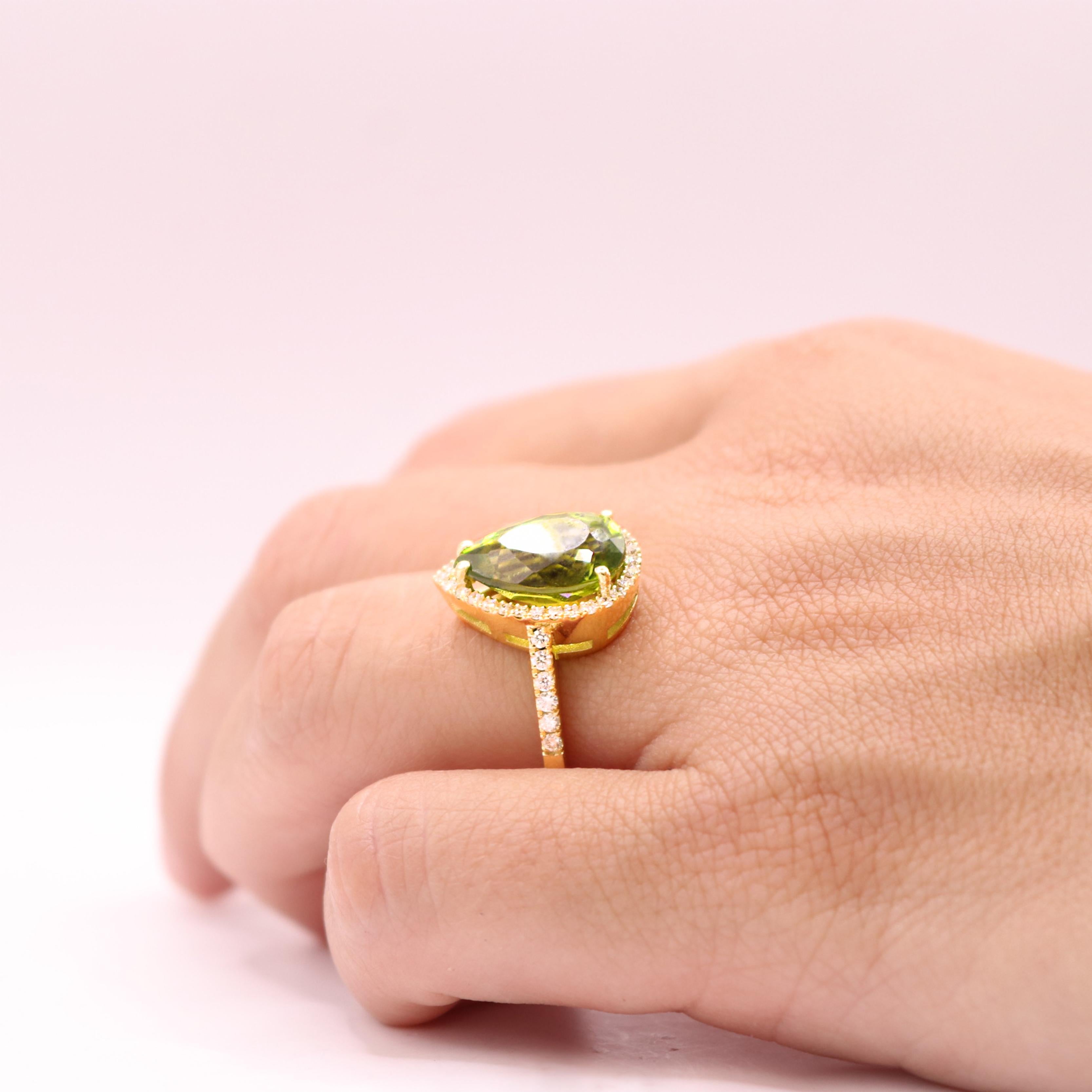 Georgios Collections Bague en or jaune 18 carats avec péridot poire et lunette en diamant Neuf - En vente à Astoria, NY