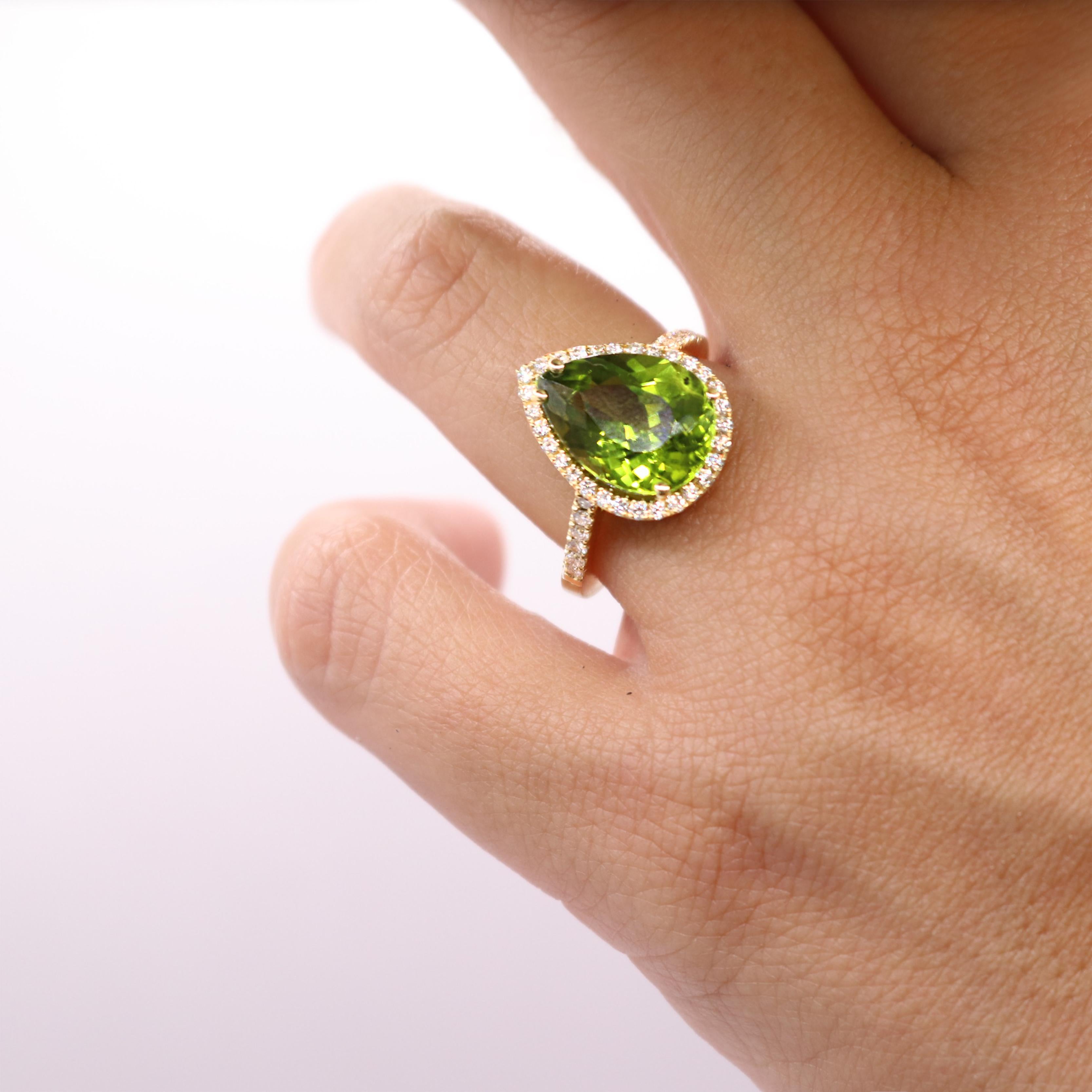 Georgios Collections Bague en or jaune 18 carats avec péridot poire et lunette en diamant Pour femmes en vente